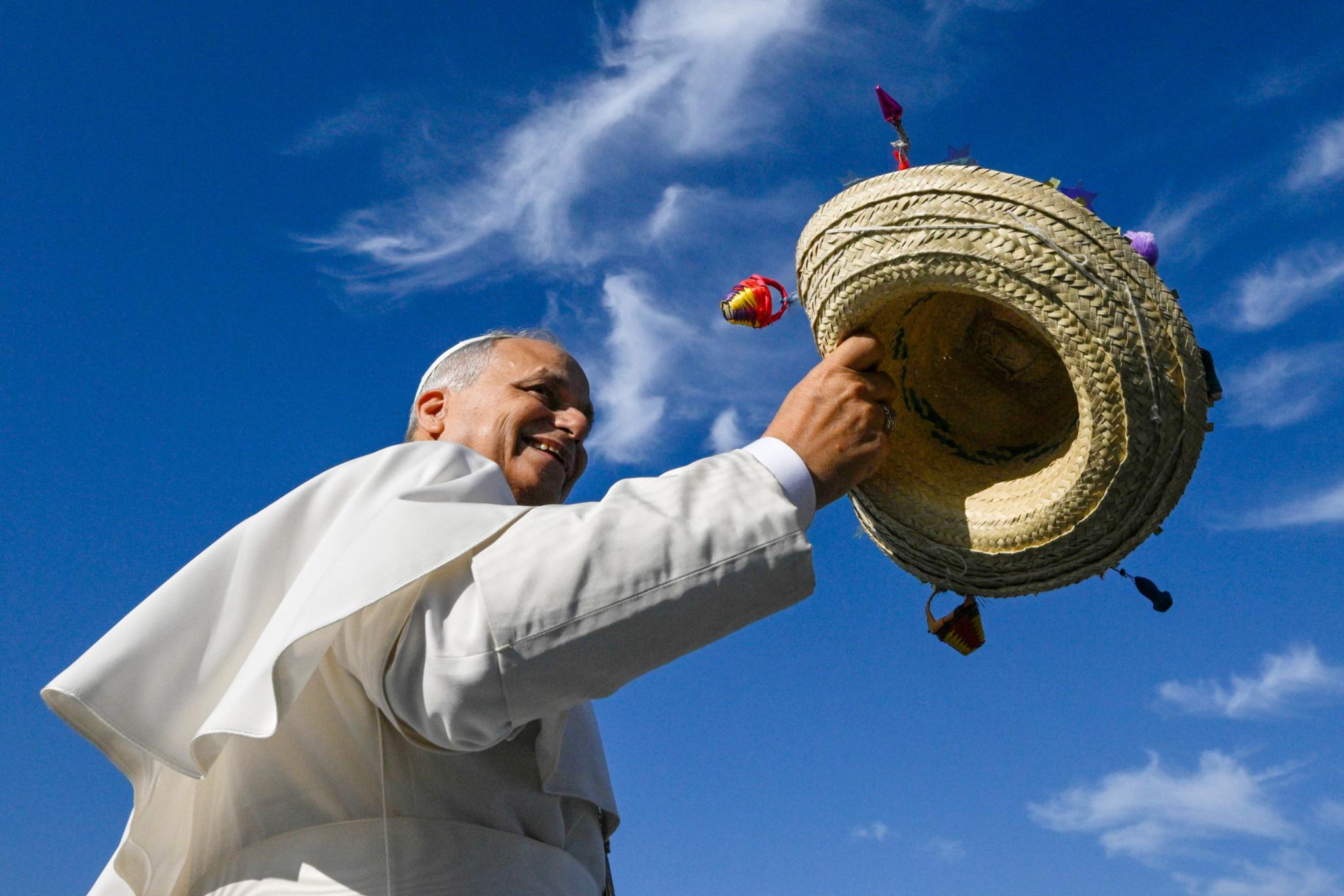 Papst Leo XIV. hält einen Strohhut bei der Abschlussveranstaltung im Rahmen des Jugendjubiläums am 3. August 2025 in Rom (Italien).