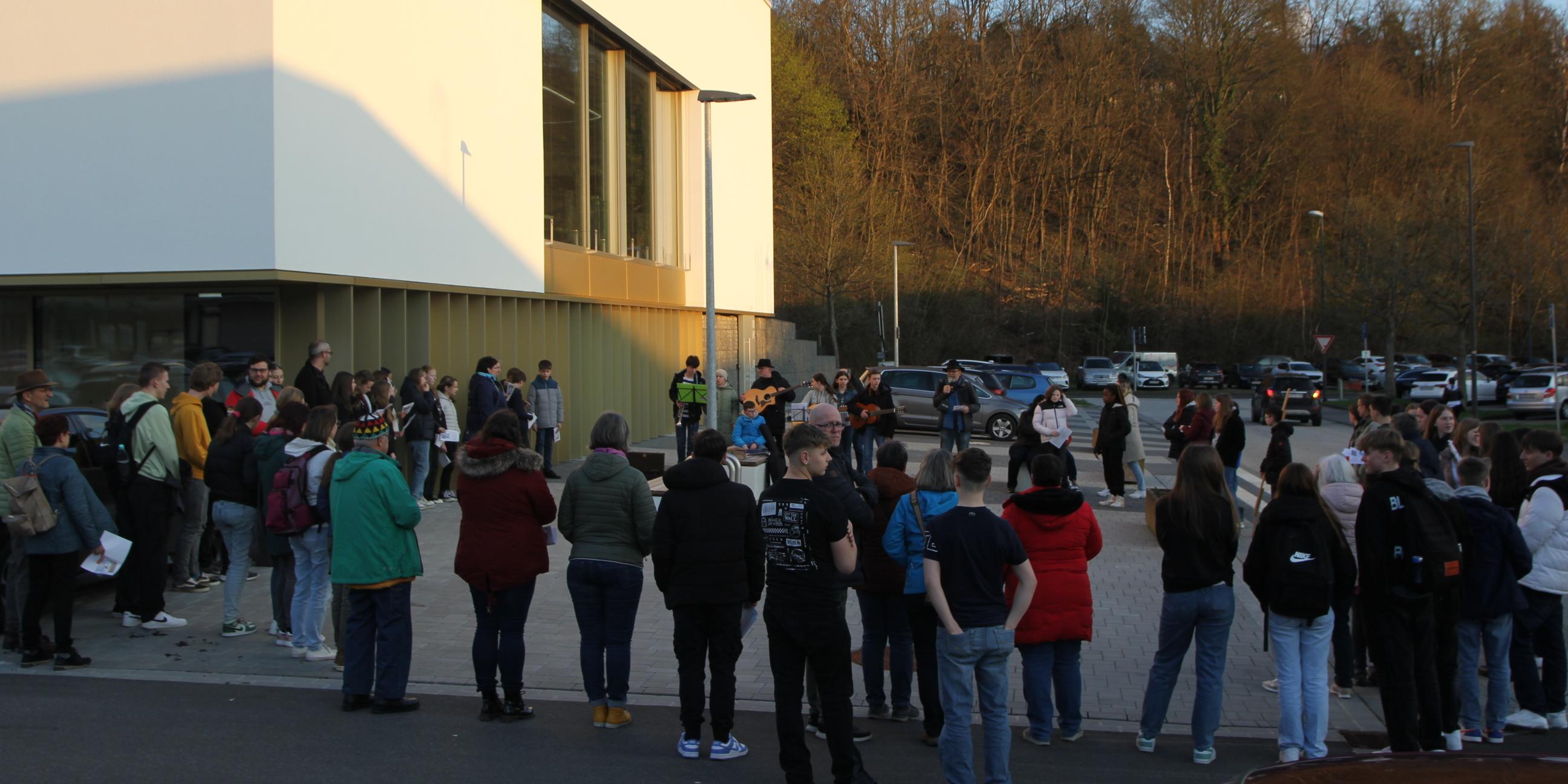 Die erste Station des gut besuchten Kreuzweges fand vor dem Hunsrückbad statt. (c) privat Die erste Station des gut besuchten Kreuzweges fand vor dem Hunsrückbad statt.