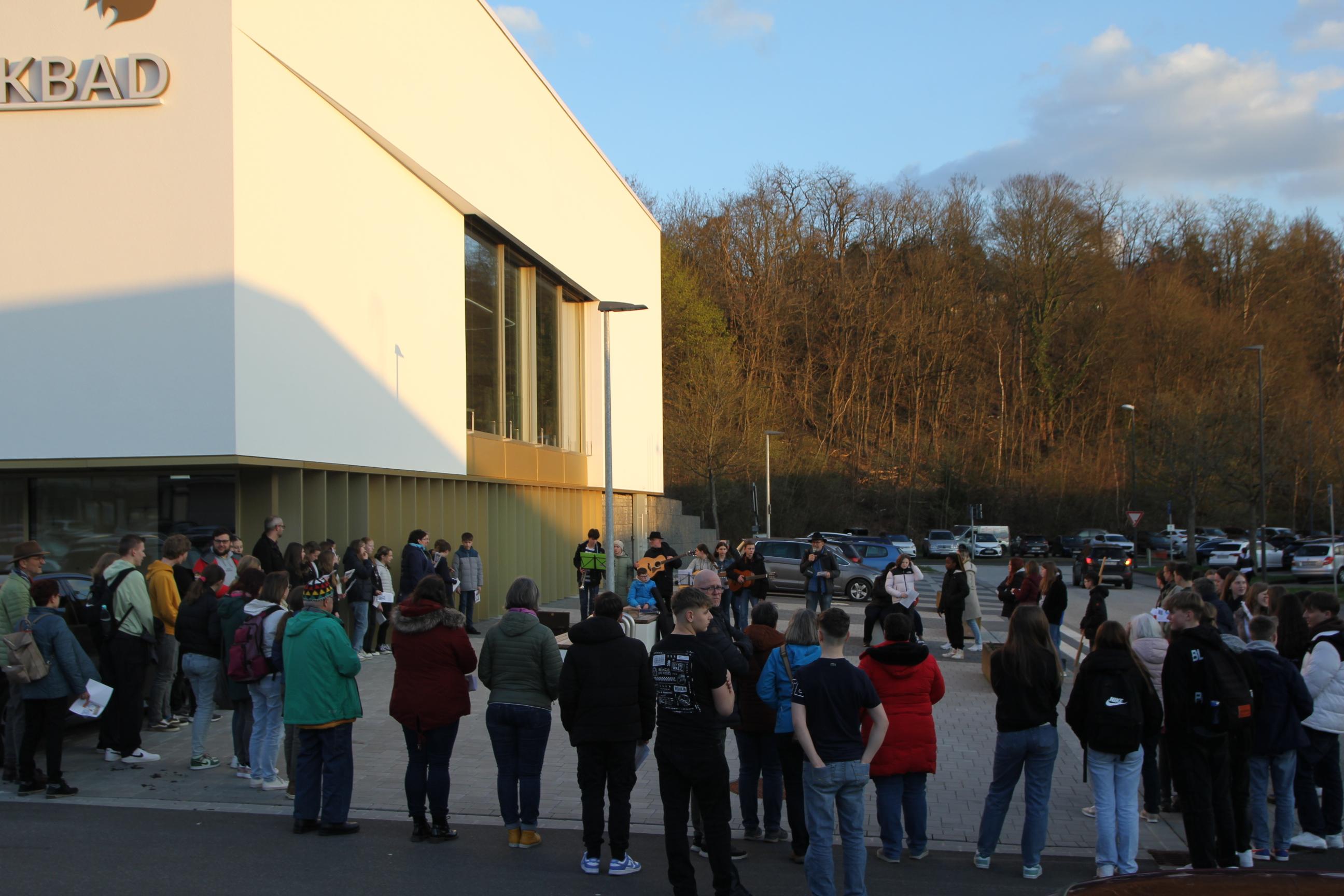 Die erste Station des gut besuchten Kreuzweges fand vor dem Hunsrückbad statt.