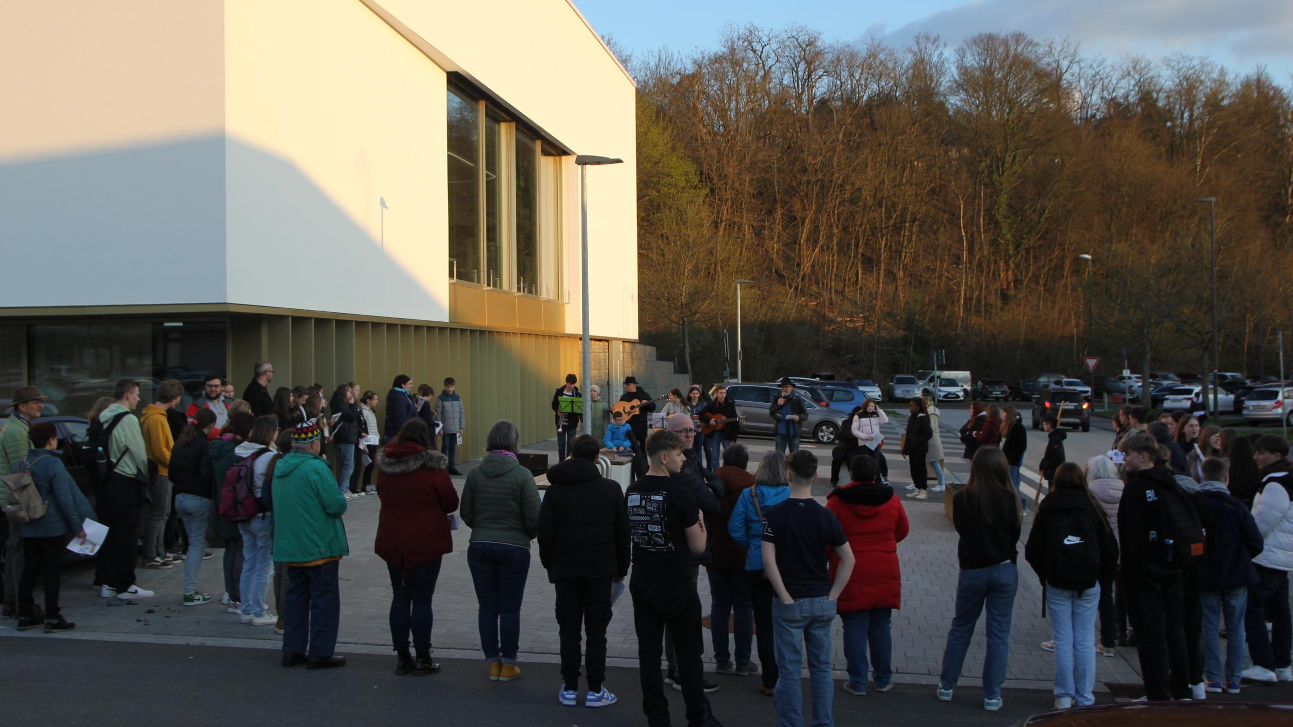 Die erste Station des gut besuchten Kreuzweges fand vor dem Hunsrückbad statt.