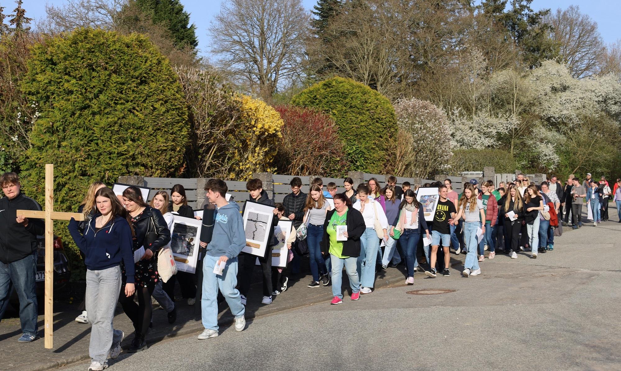 Junge Menschen unterwegs auf dem Ökumenischen Jugendkreuzweg im Hunsrück. (c) privat Junge Menschen unterwegs auf dem Ökumenischen Jugendkreuzweg im Hunsrück.