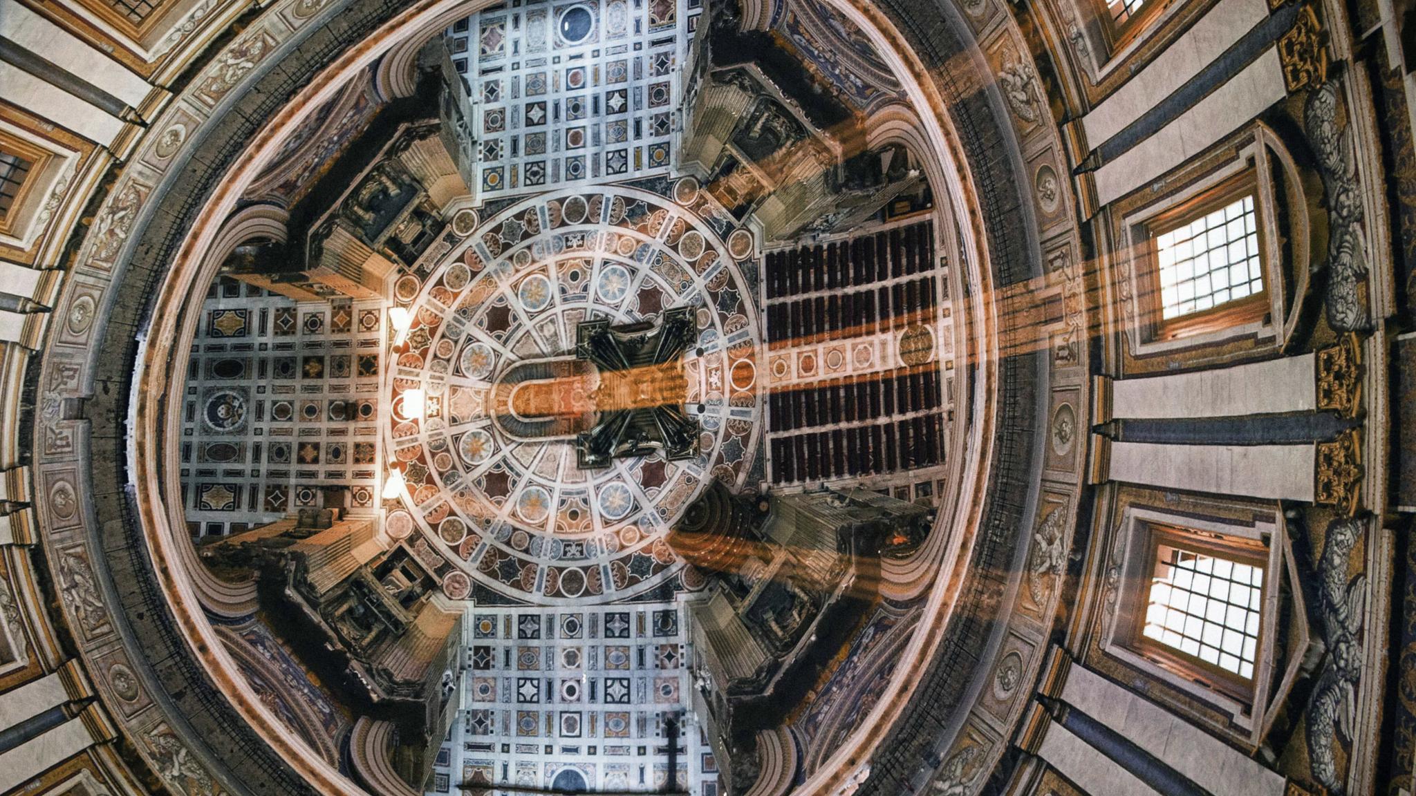 Projektionen im Gewölbe im Petersdom