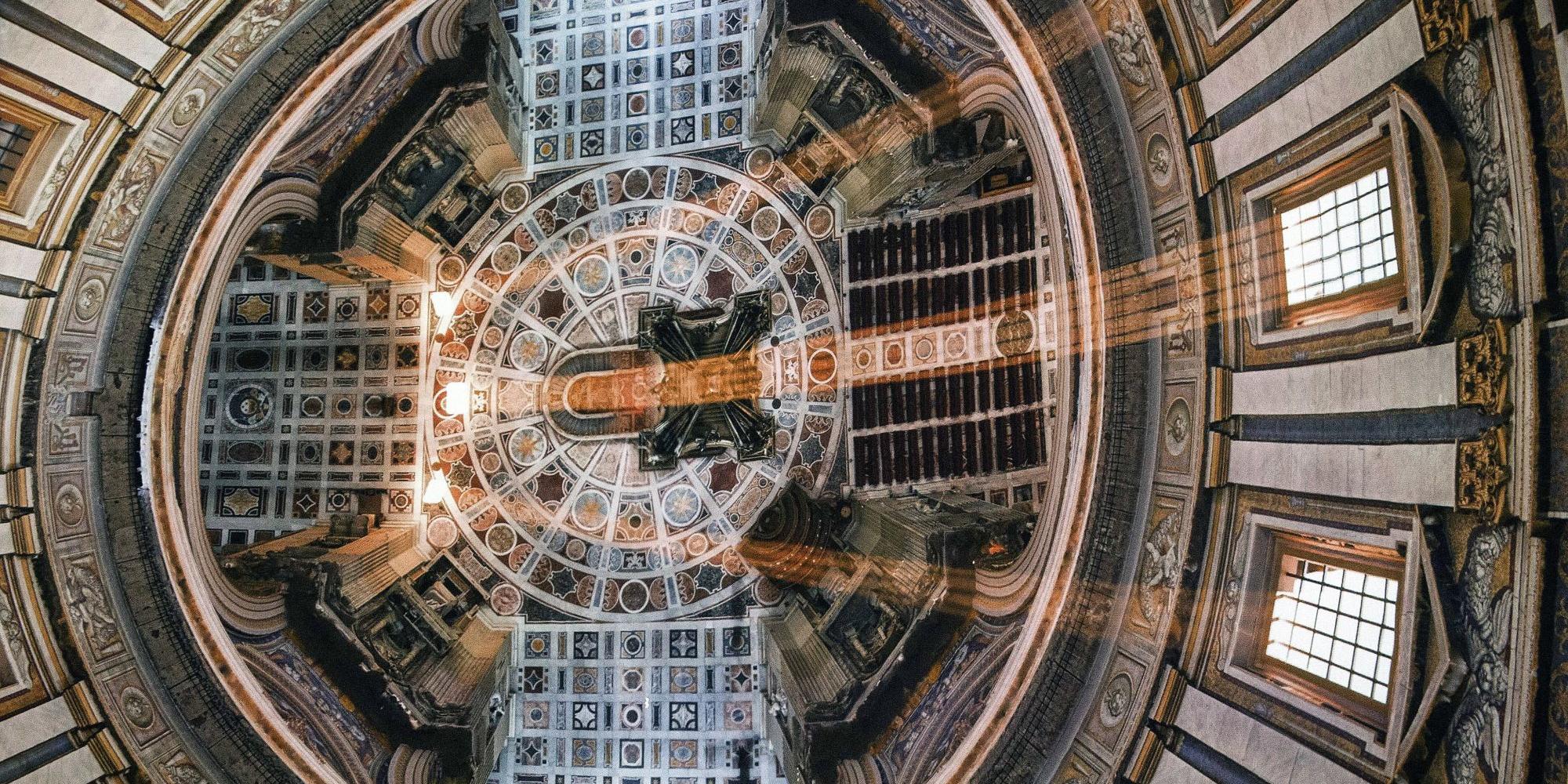 Projektionen im Gewölbe im Petersdom