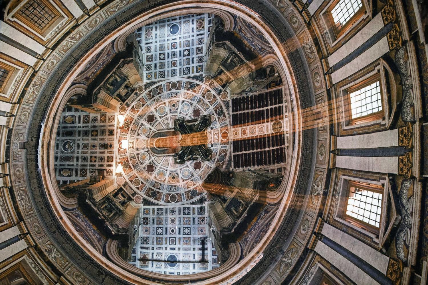 Projektionen im Gewölbe im Petersdom