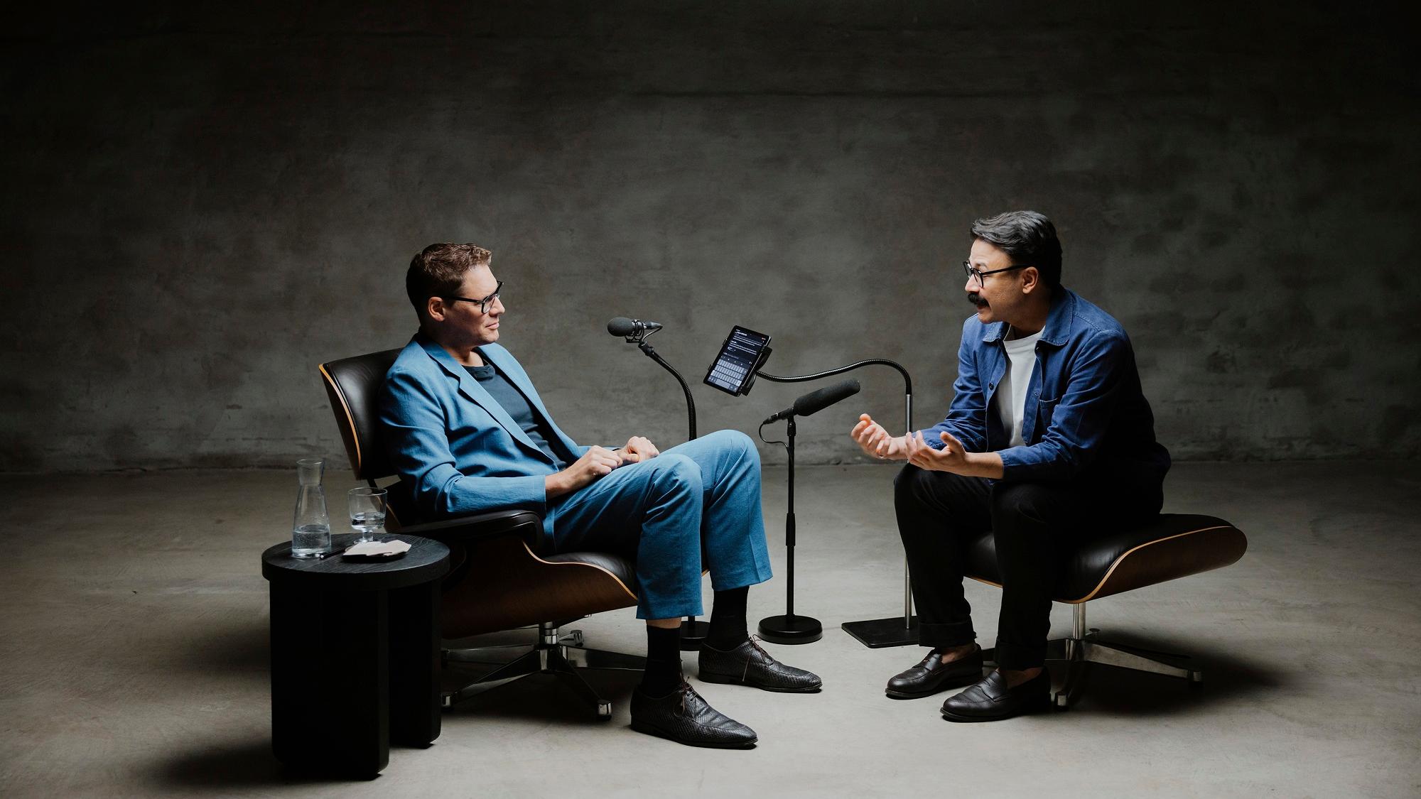 Zwei Männer im 'Gespräch' mit KI.