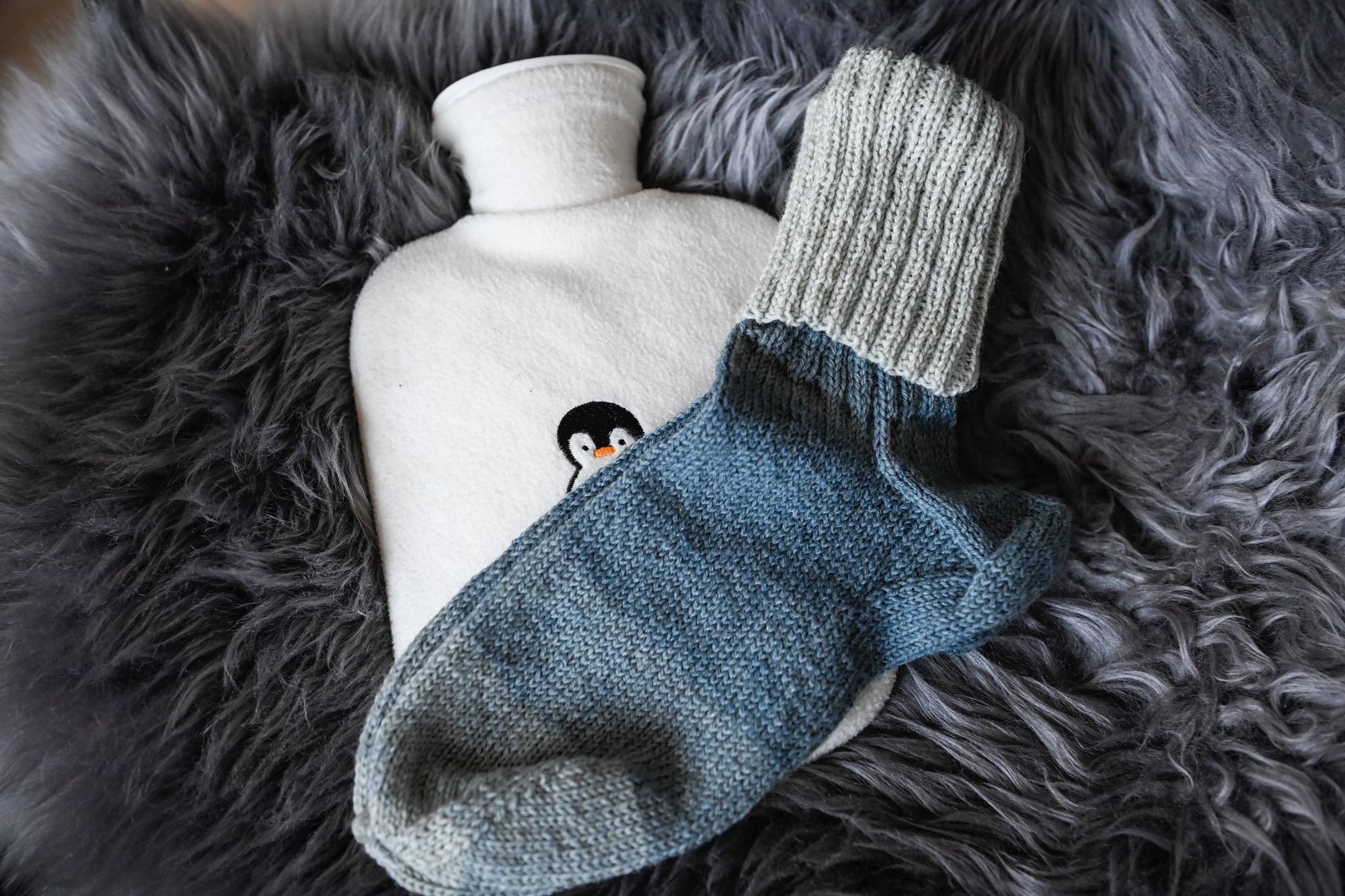 Wärmflasche, Wollsocken und ein Lammfell – nur einige der Hilfsmittel, die man bei Kälte gerne in Anspruch nimmt.
