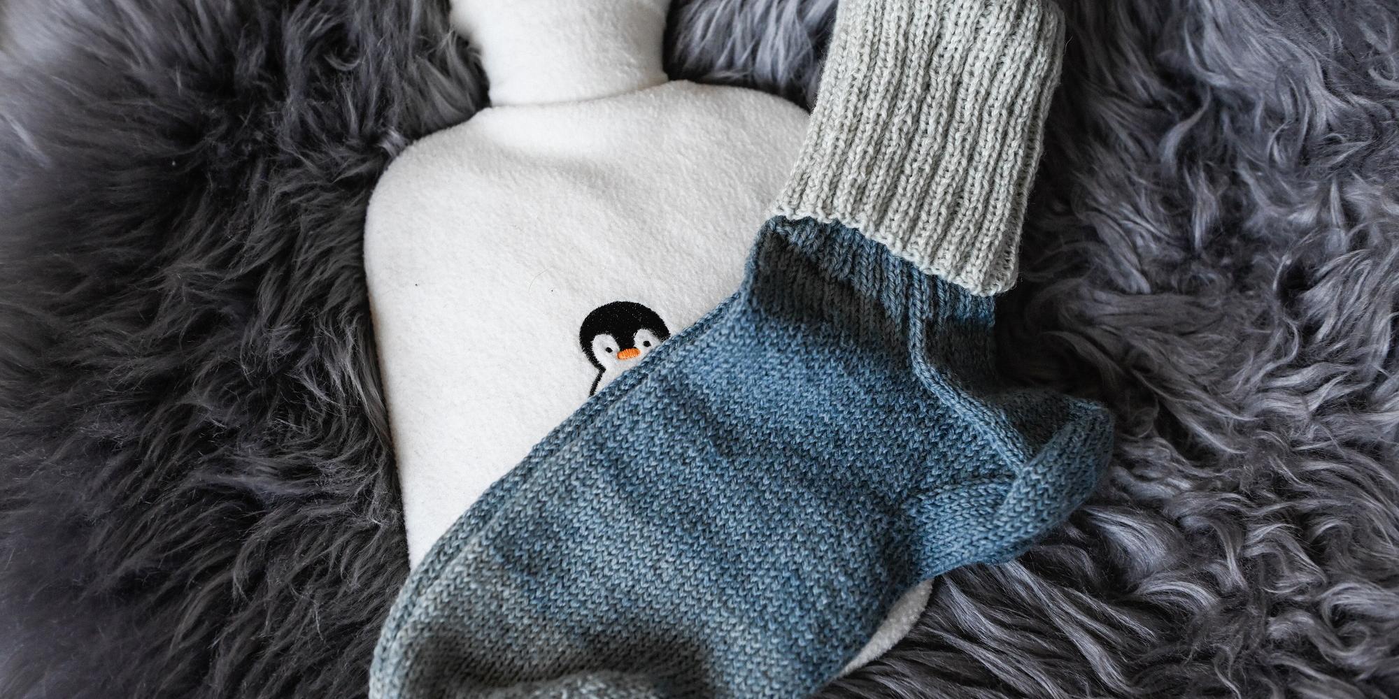 Wärmflasche, Wollsocken und ein Lammfell – nur einige der Hilfsmittel, die man bei Kälte gerne in Anspruch nimmt. (c) Julia Steinbrecht/KNA Wärmflasche, Wollsocken und ein Lammfell – nur einige der Hilfsmittel, die man bei Kälte gerne in Anspruch nimmt.