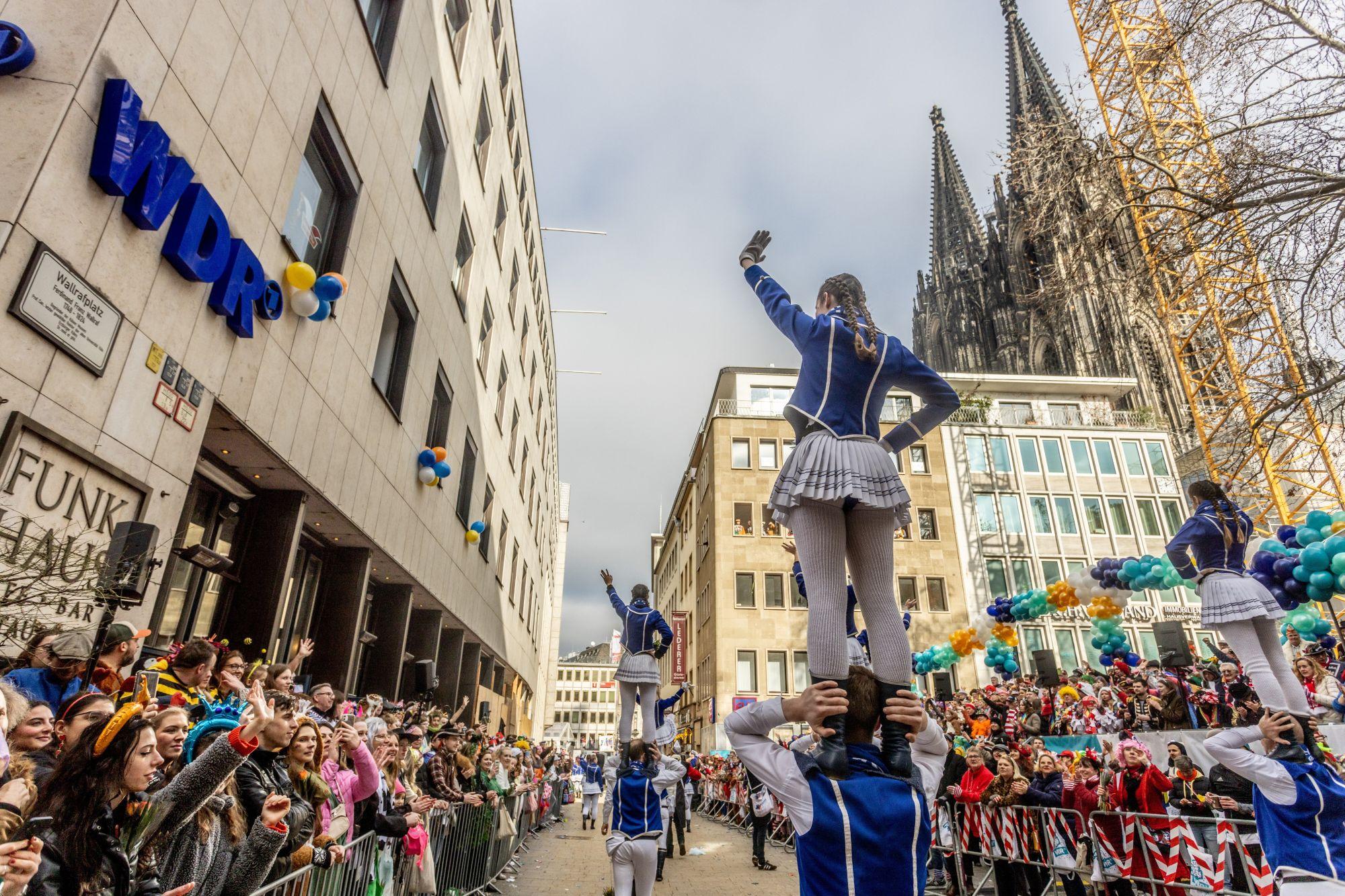 Karnevalsumzug mit Funkenmariechen: Wer die Rechte von Kindern an Karneval schützt, hilft mit, dass alle ausgelassen und fröhlich feiern können.