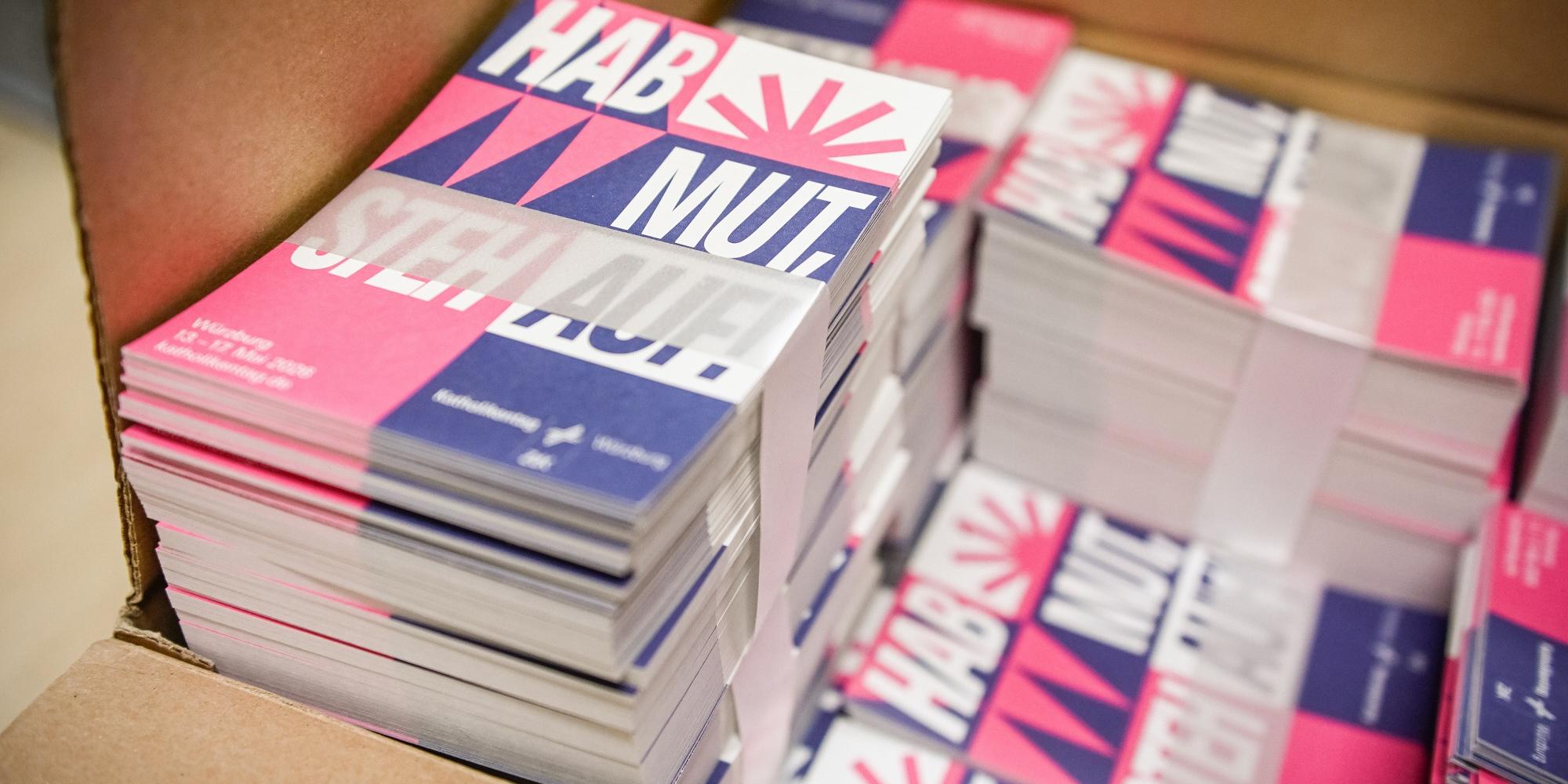 Karten mit dem Katholikentags-Leitspruch „Hab Mut, steh auf!“ in der Geschäftsstelle des Katholikentags in Würzburg.