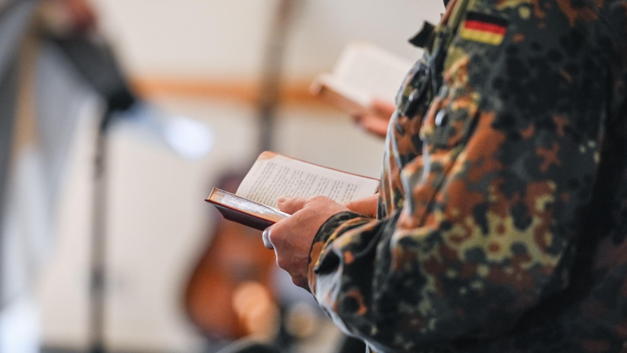 Gottesdienstbesucher in Uniform bei einem Gottesdienst in einer Kapelle der Kaserne in Koblenz.