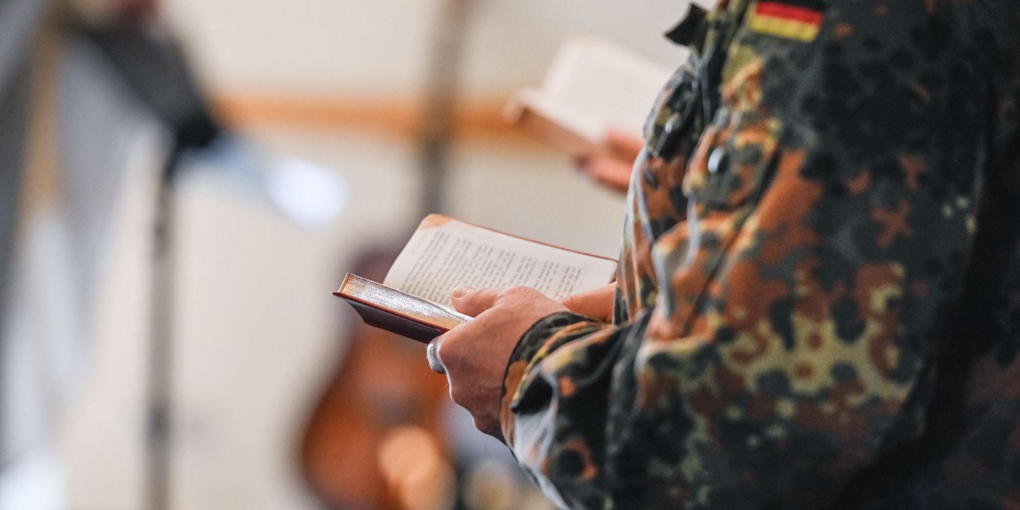 Gottesdienstbesucher in Uniform bei einem Gottesdienst in einer Kapelle der Kaserne in Koblenz.