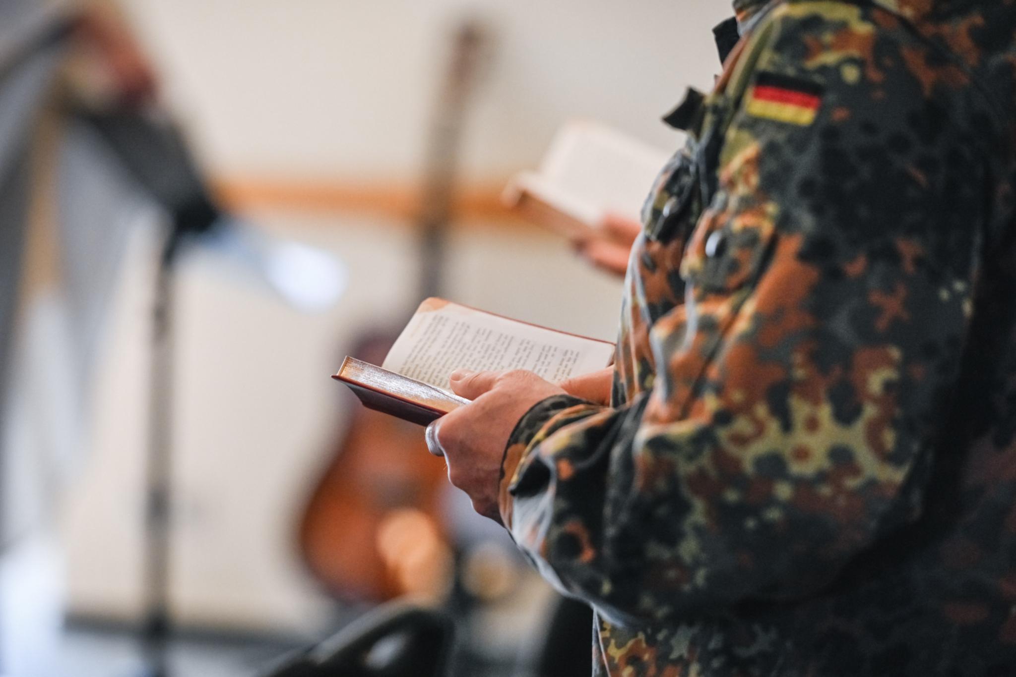 Gottesdienstbesucher in Uniform bei einem Gottesdienst in einer Kapelle der Kaserne in Koblenz.