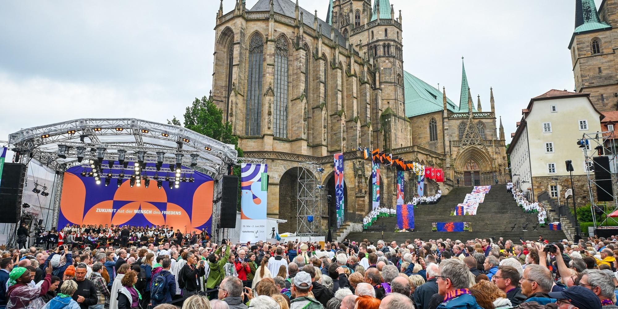Teilnehmende auf dem Domplatz beim Abschlussgottesdienst des Katholikentags in Erfurt. (c) Harald Oppitz/KNA Teilnehmende auf dem Domplatz beim Abschlussgottesdienst des Katholikentags in Erfurt.