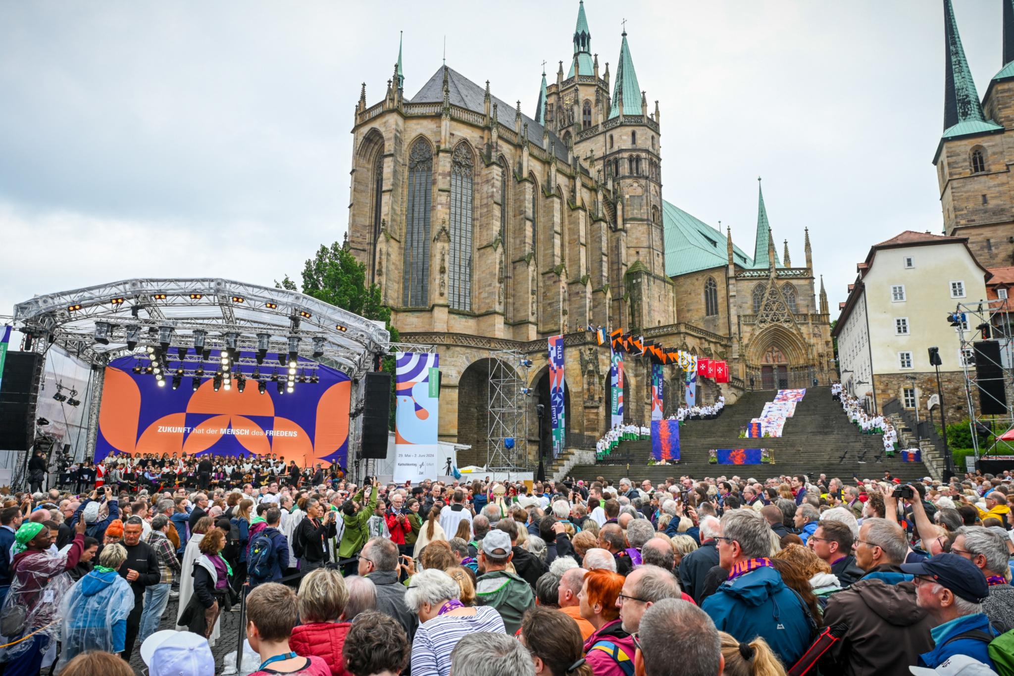 Teilnehmende auf dem Domplatz beim Abschlussgottesdienst des Katholikentags in Erfurt.