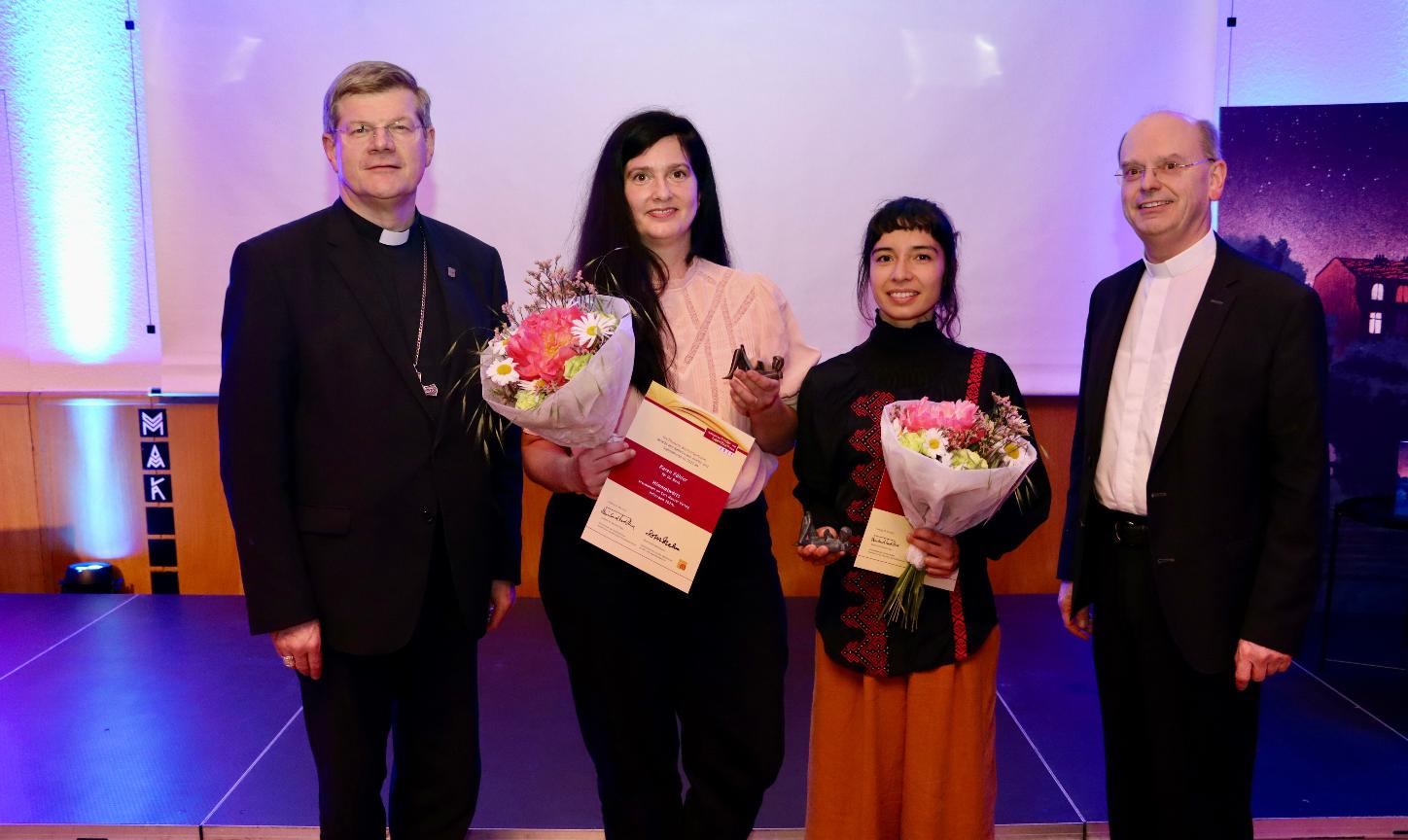 Weihbischof Brahm, Bea Davies, Karen Köhler und Bischof Burger (von rechts)  bei der Preisverleihung.