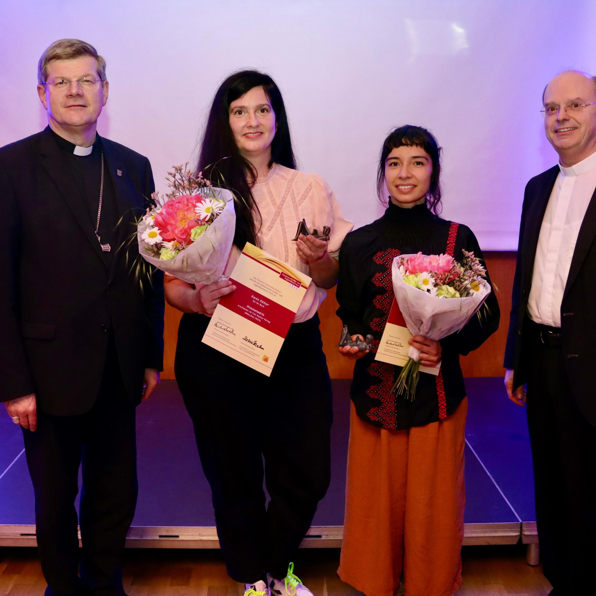 Weihbischof Brahm, Bea Davies, Karen Köhler und Bischof Burger (von rechts)  bei der Preisverleihung.