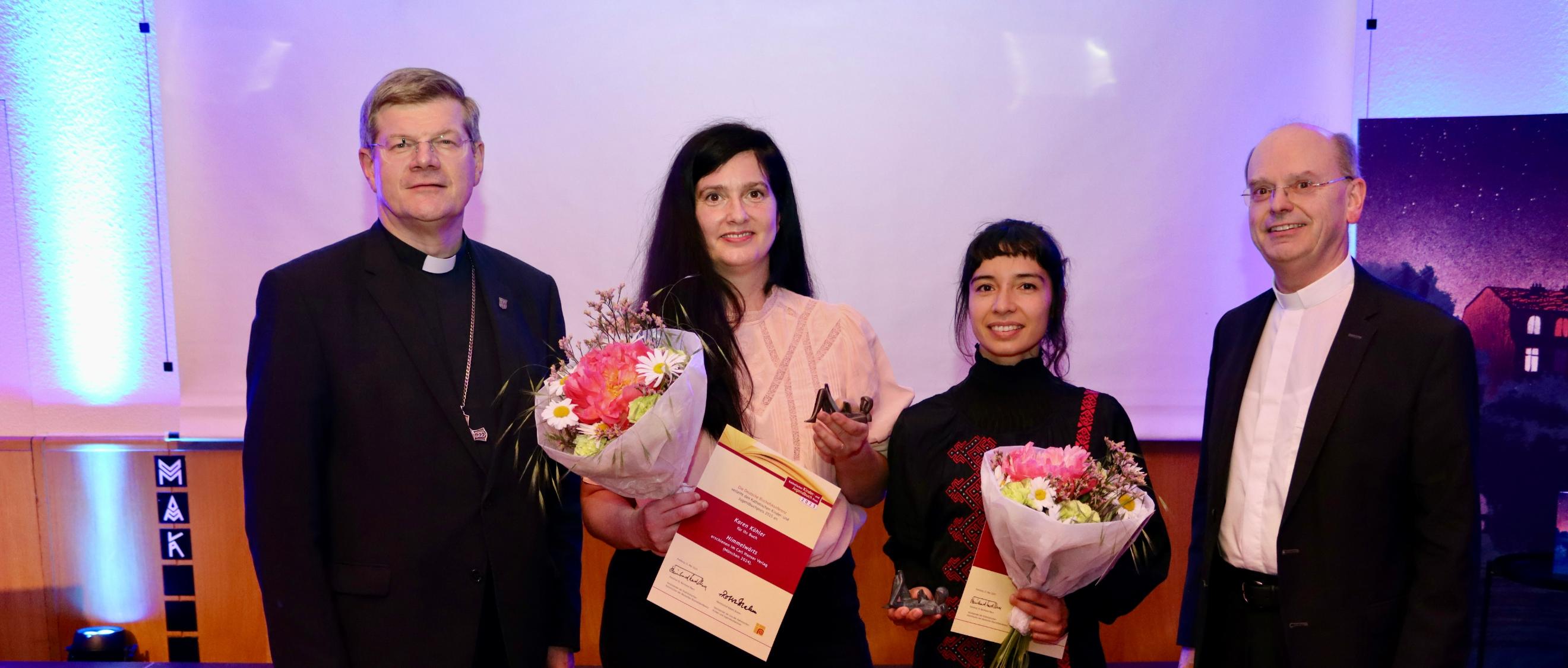 Weihbischof Brahm, Bea Davies, Karen Köhler und Bischof Burger (von rechts)  bei der Preisverleihung.