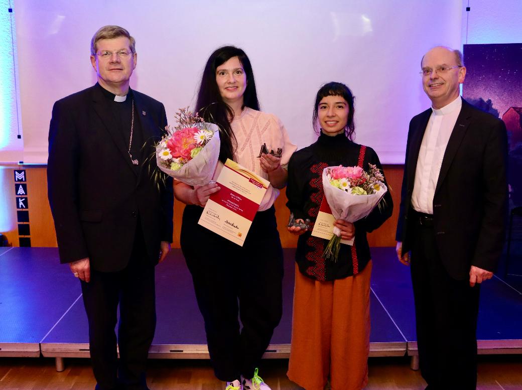 Weihbischof Brahm, Bea Davies, Karen Köhler und Bischof Burger (von rechts)  bei der Preisverleihung.