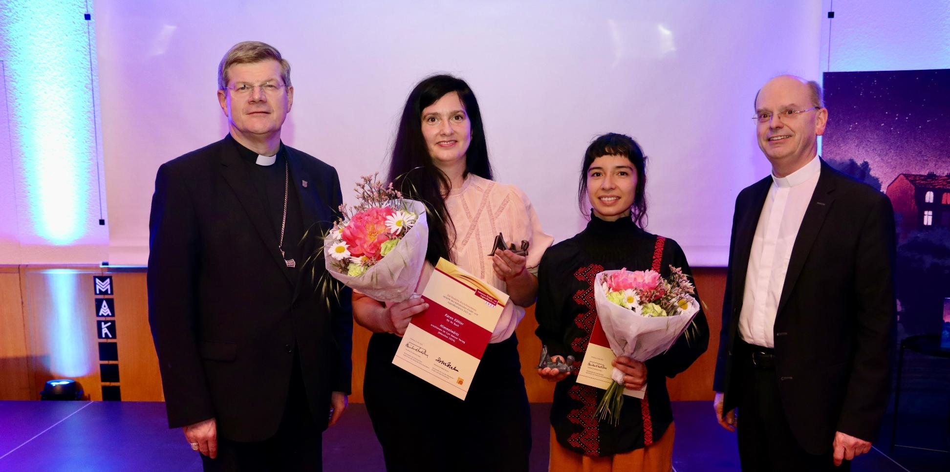 Weihbischof Brahm, Bea Davies, Karen Köhler und Bischof Burger (von rechts)  bei der Preisverleihung.
