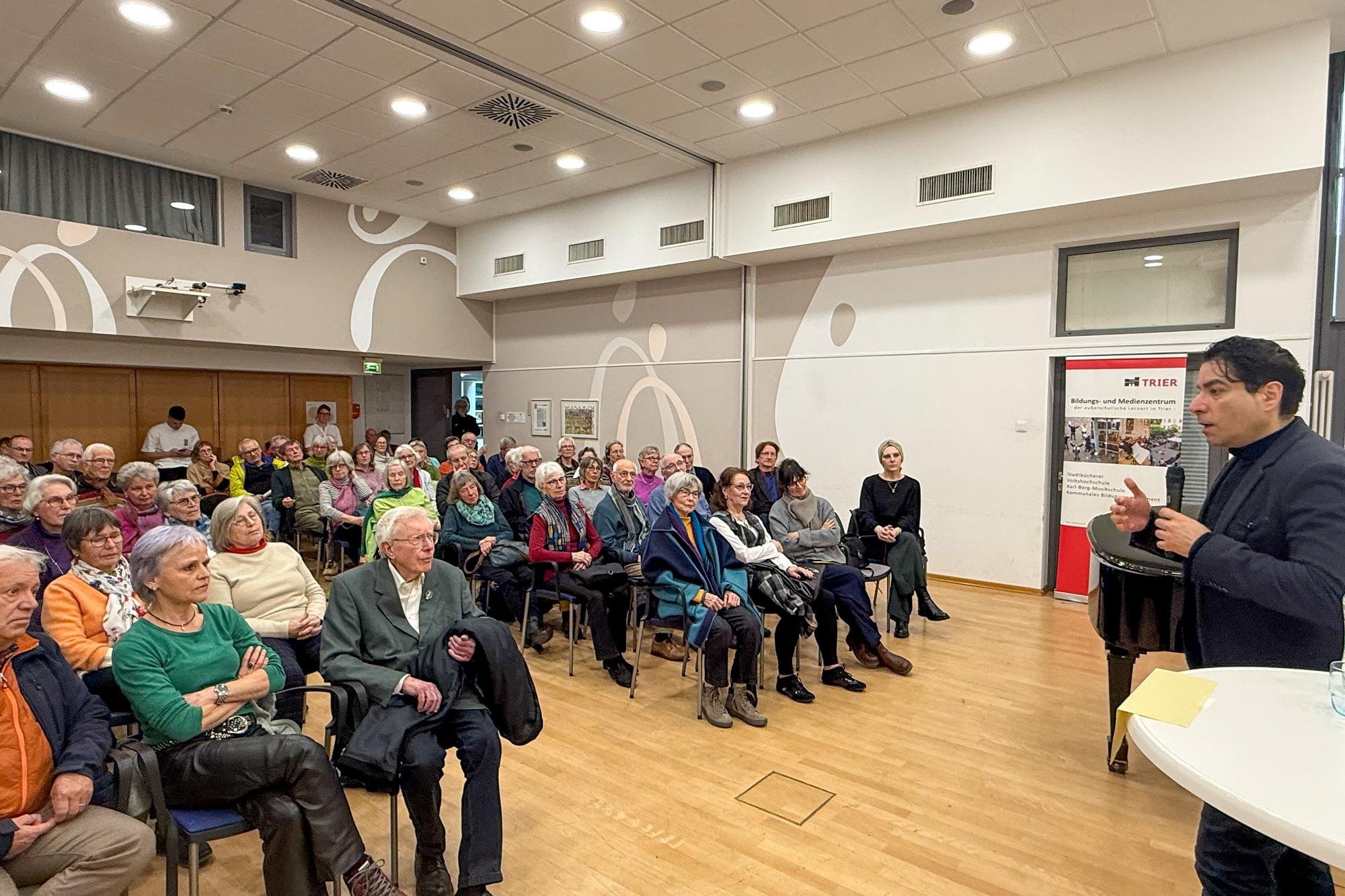 Mouhanad Khorchide hält seinen Vortrag beim Theologischen Quartett Trier.