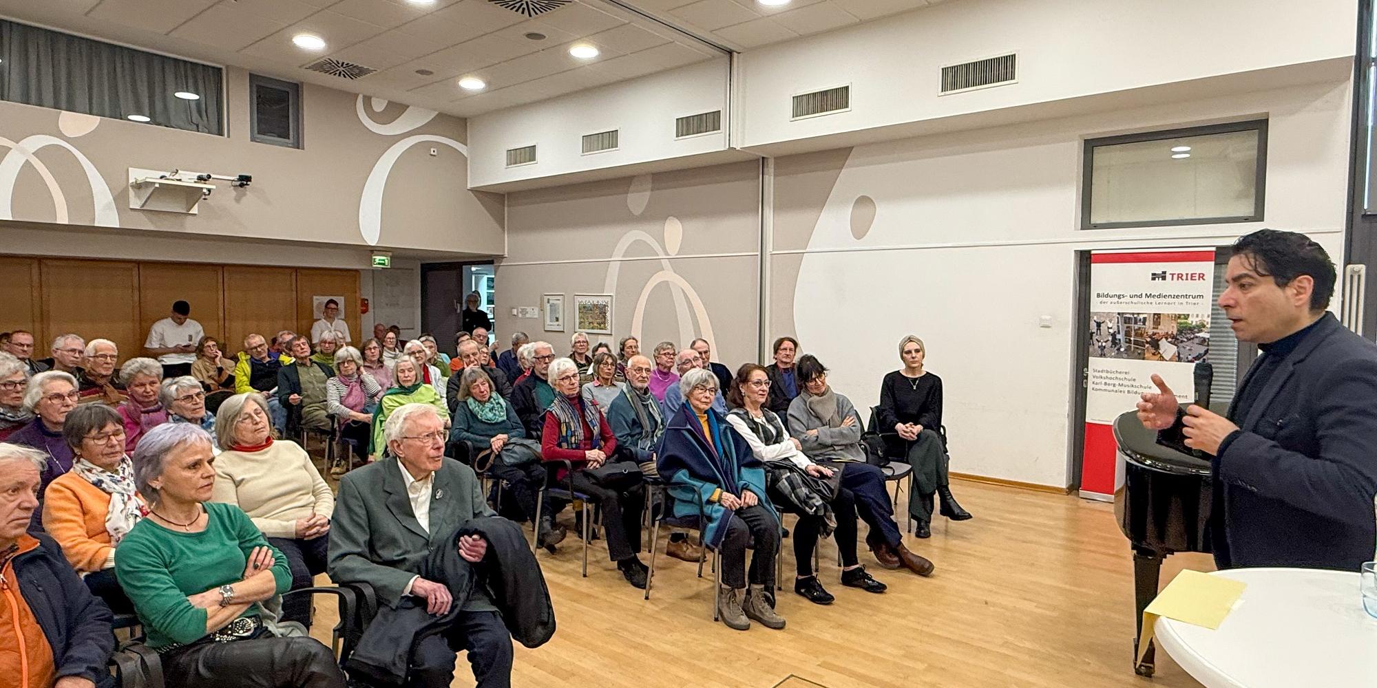 Mouhanad Khorchide hält seinen Vortrag beim Theologischen Quartett Trier.