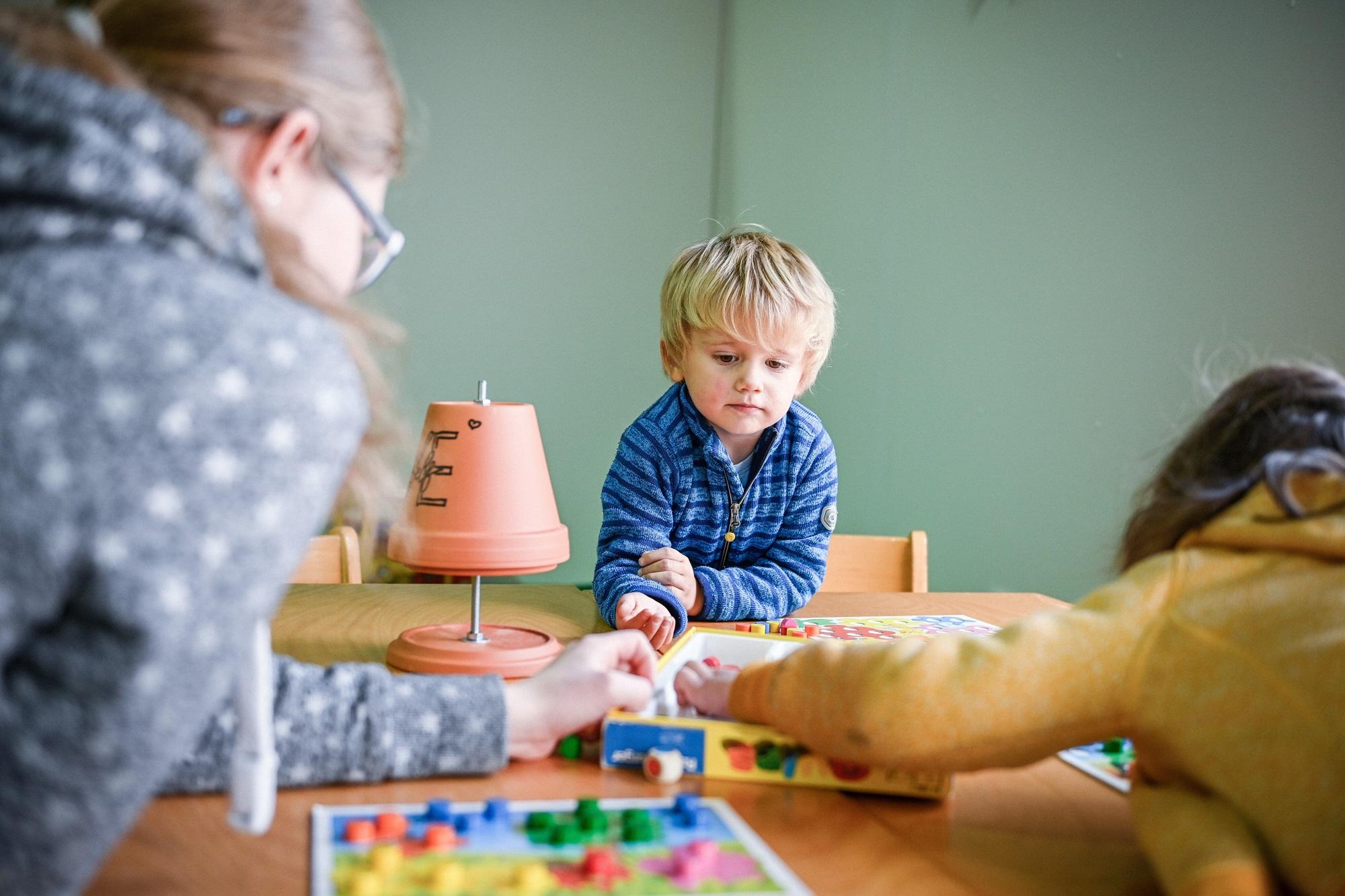 Wer gut mit den anderen Kindern auskommt, findet auch ganz alleine die passenden Freunde. (c) KNA Wer gut mit den anderen Kindern auskommt, findet auch ganz alleine die passenden Freunde.
