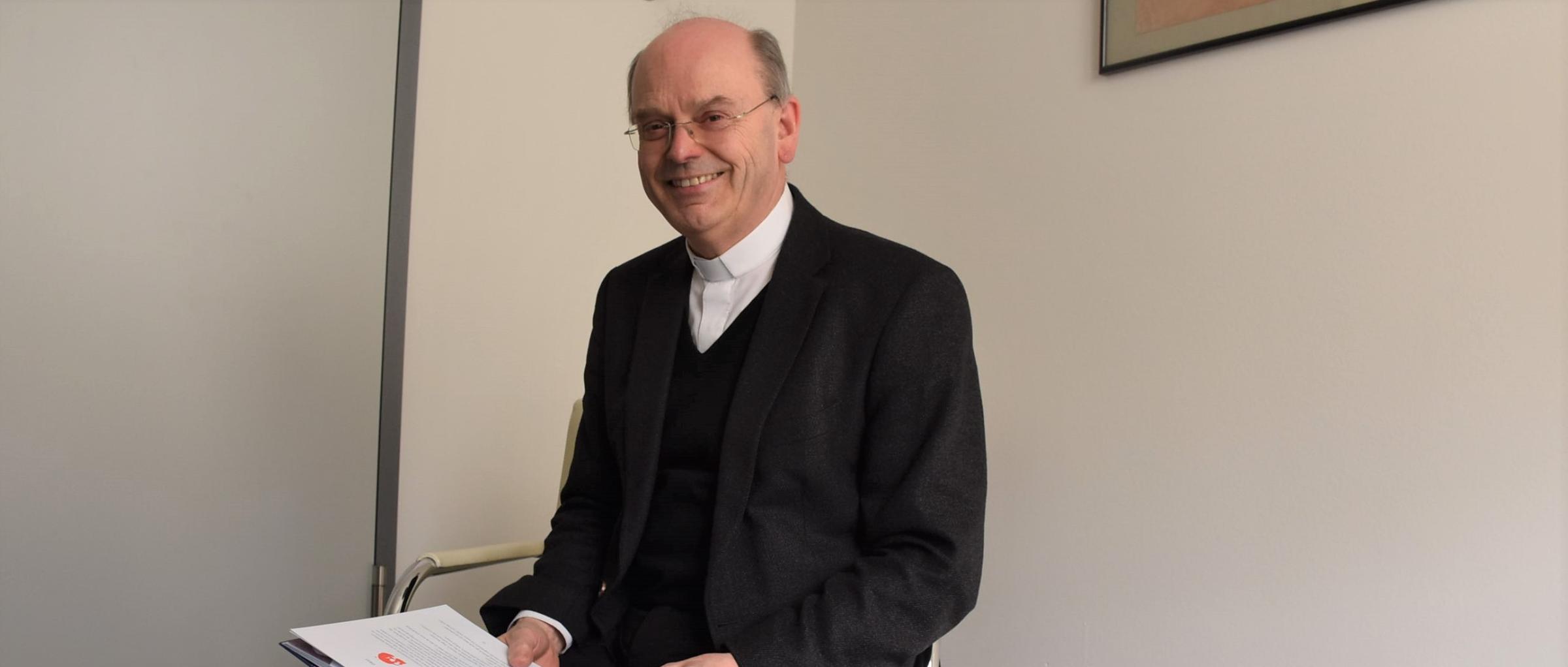 Die 15 Bücher der Empfehlungsliste stellt Weihbischof Robert Brahm in seinem Büro vor