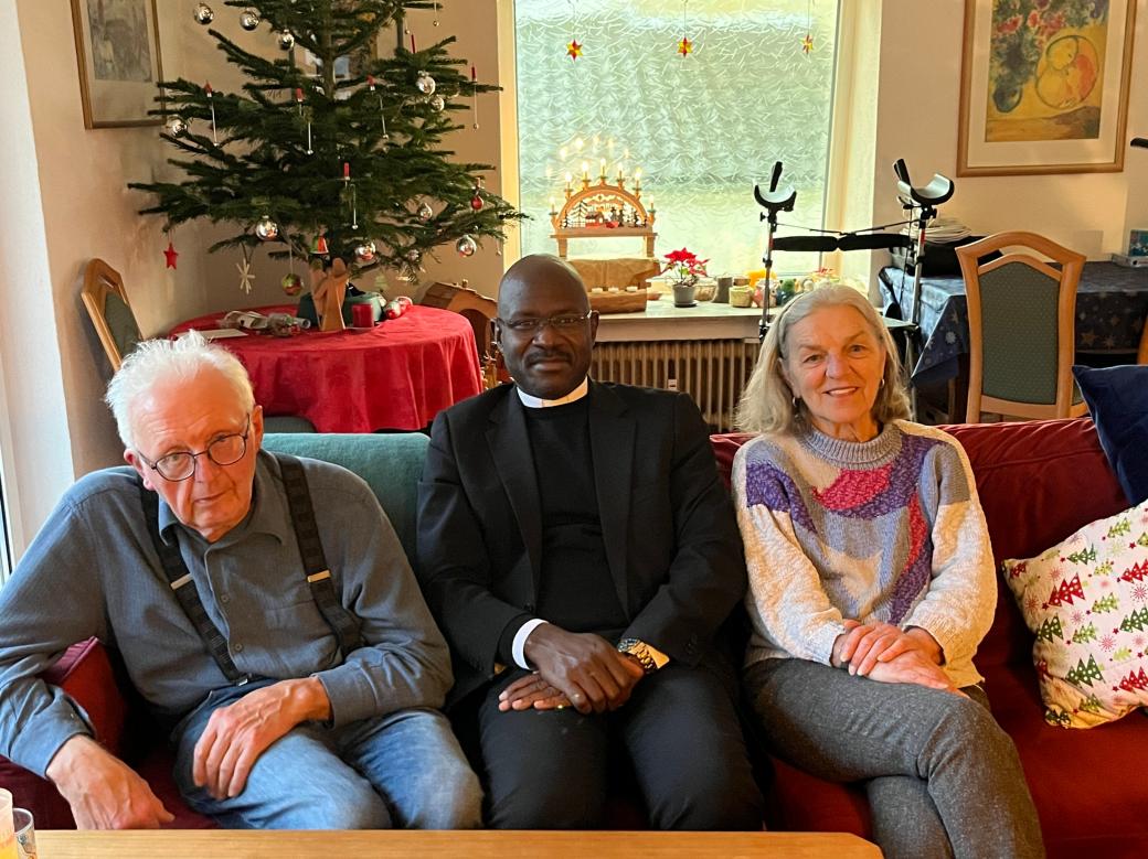 Wolfgang Altenhöfer, Daniel Bilong und Agnes Peters beim Besuch des Priesters in Bitburg.