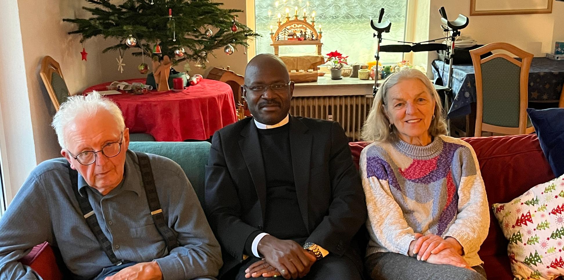 Wolfgang Altenhöfer, Daniel Bilong und Agnes Peters beim Besuch des Priesters in Bitburg.