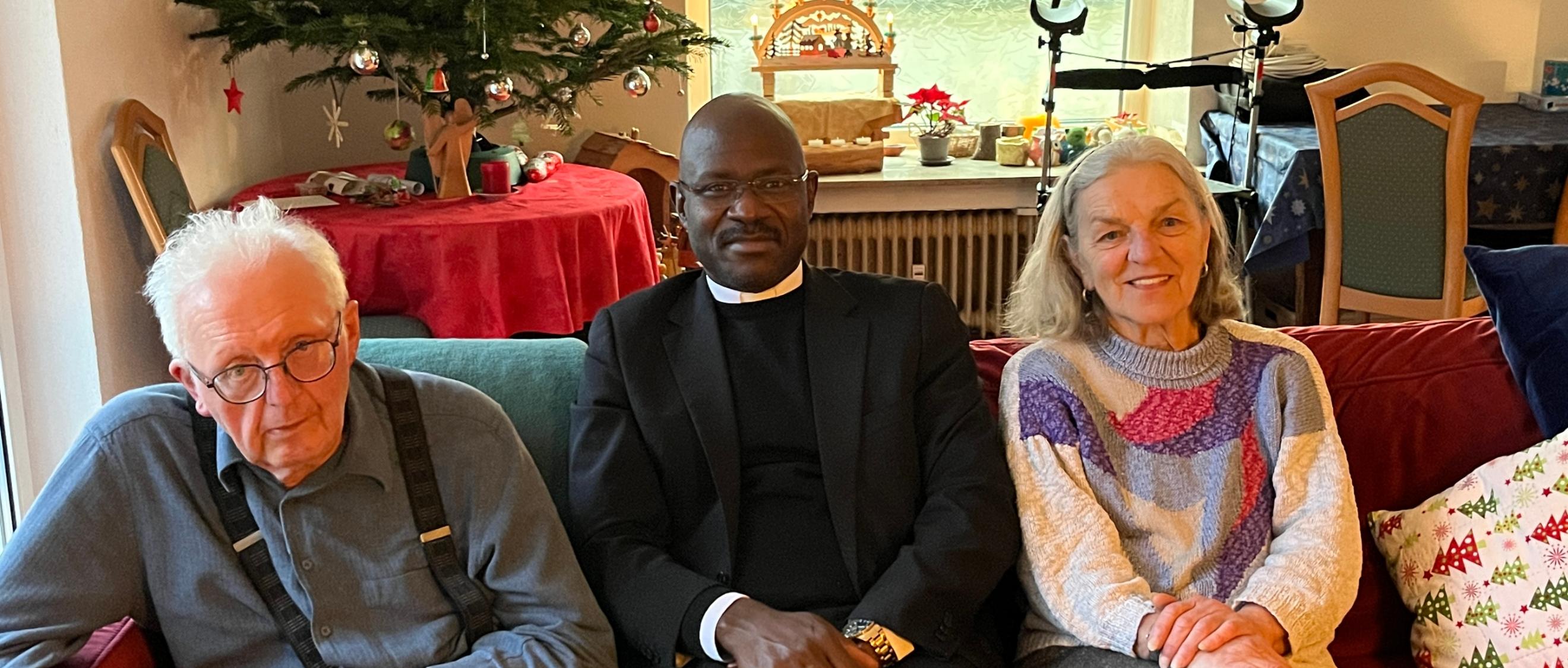 Wolfgang Altenhöfer, Daniel Bilong und Agnes Peters beim Besuch des Priesters in Bitburg.