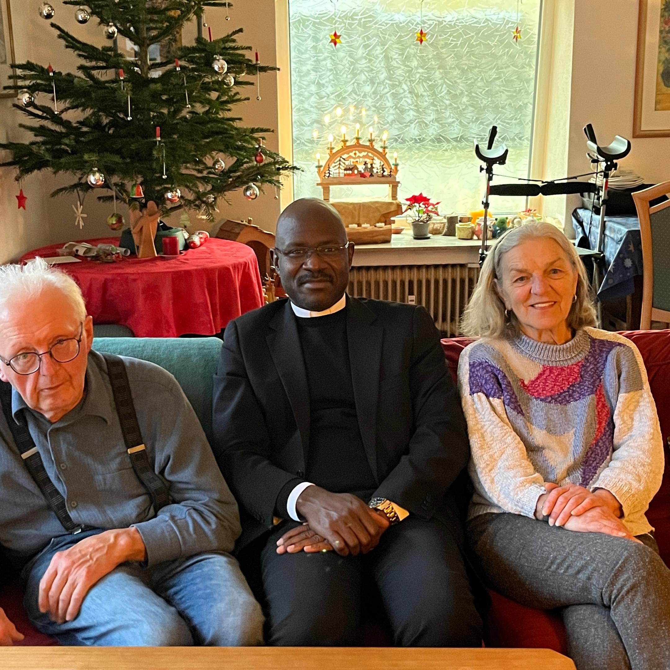 Wolfgang Altenhöfer, Daniel Bilong und Agnes Peters beim Besuch des Priesters in Bitburg.