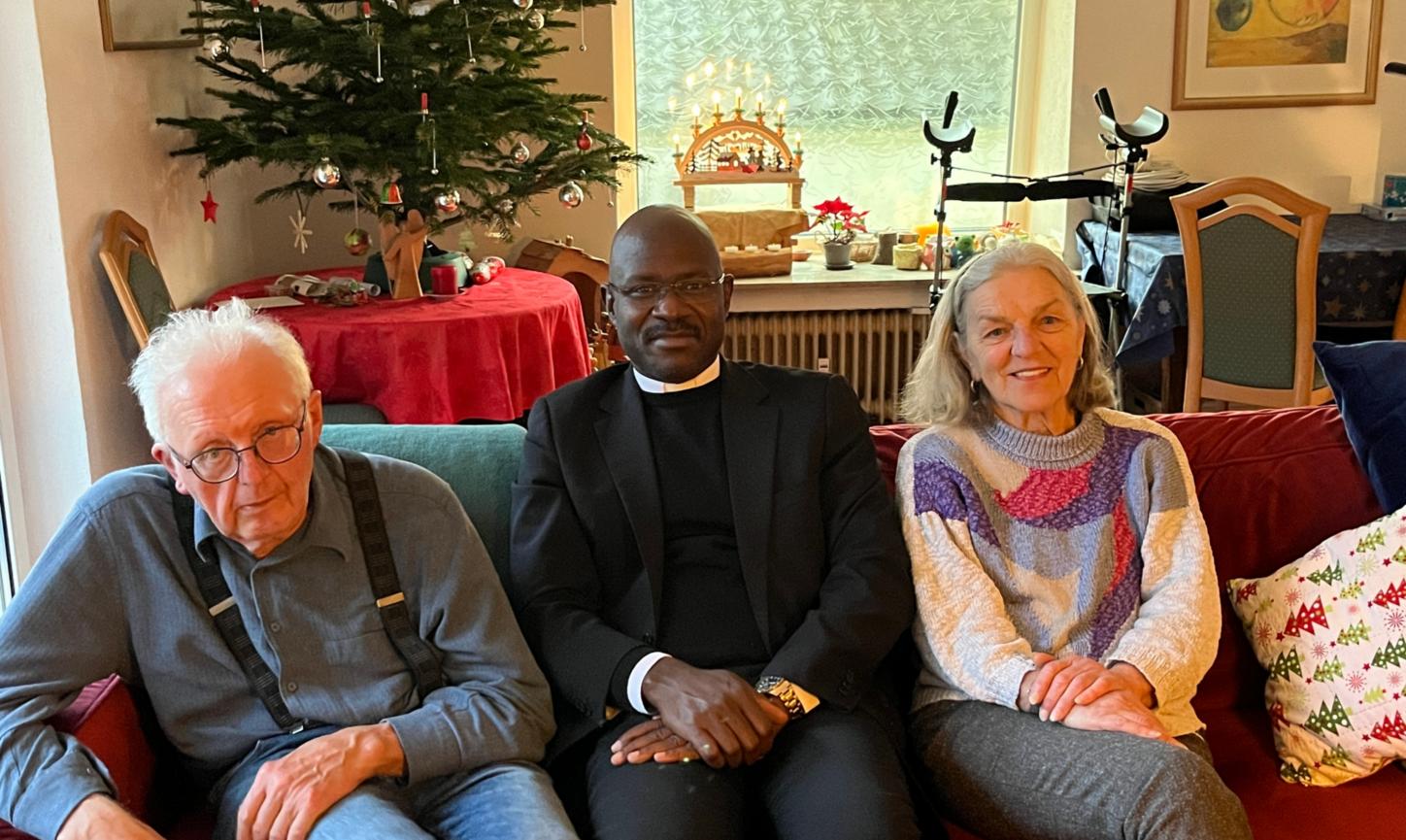 Wolfgang Altenhöfer, Daniel Bilong und Agnes Peters beim Besuch des Priesters in Bitburg.