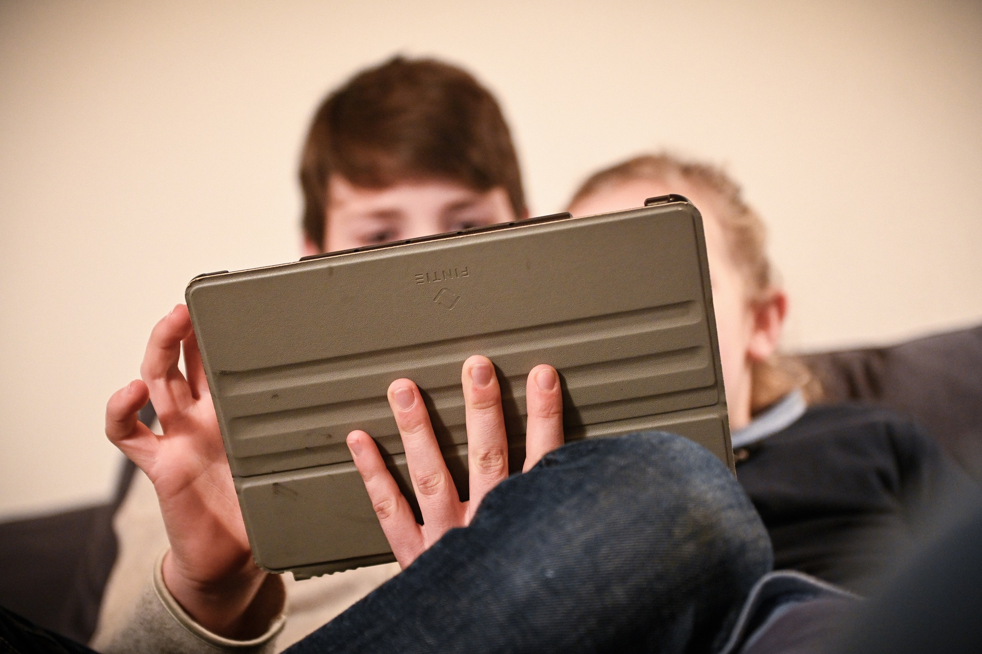 Eltern sollten unter anderem bei Sehzeiten für Serien aufpassen, wenn die Kleinsten zur Zielgruppe werden