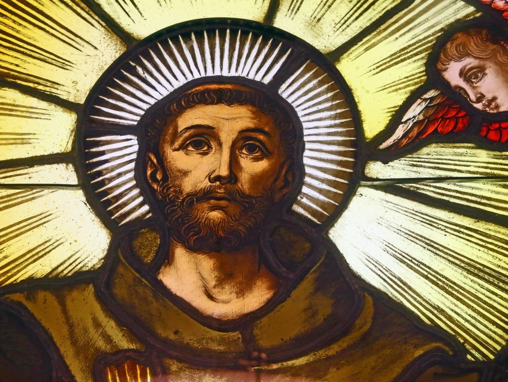 Ein Mönch mit Heiligenschein in einem Kirchenfenster abgebildet