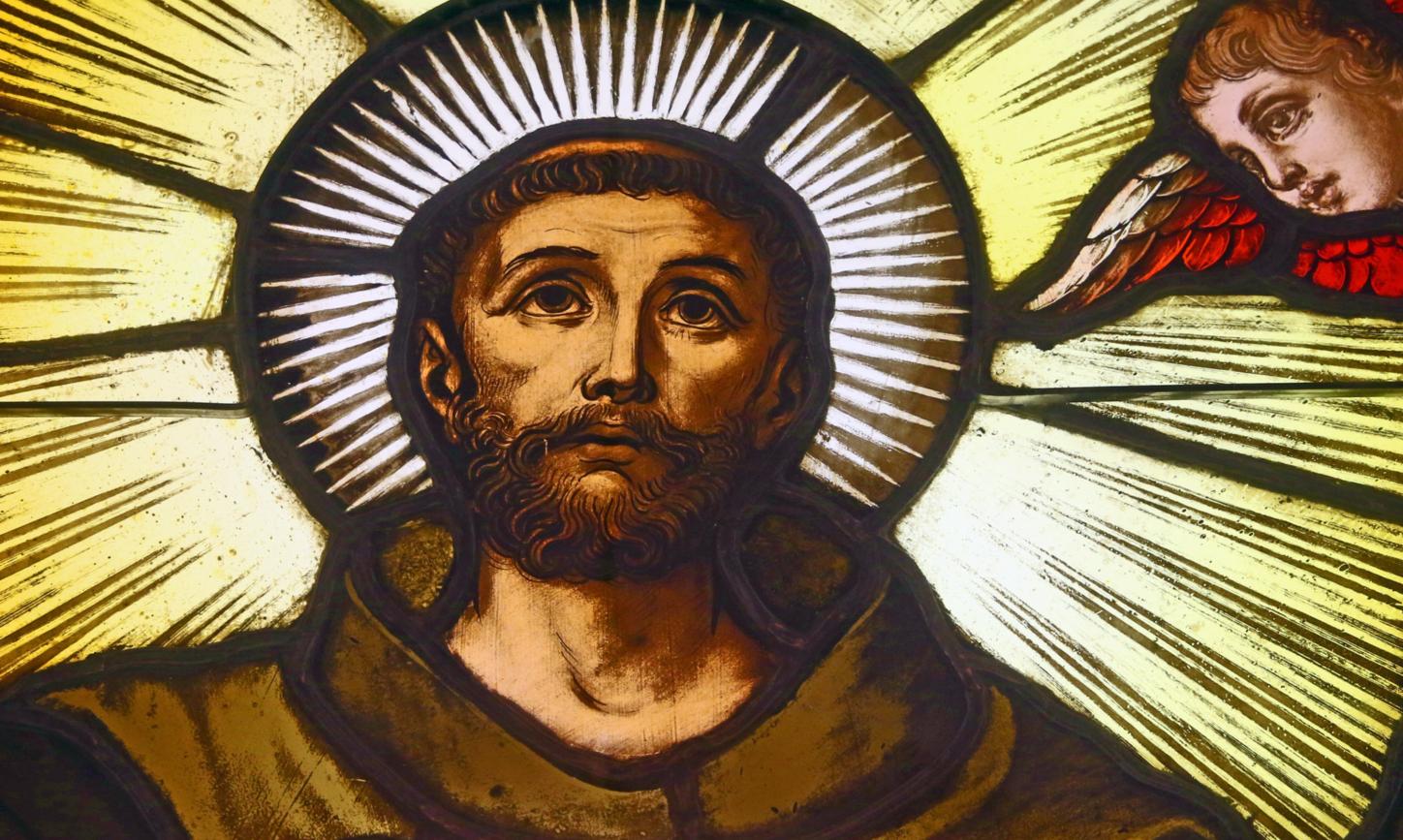 Ein Mönch mit Heiligenschein in einem Kirchenfenster abgebildet