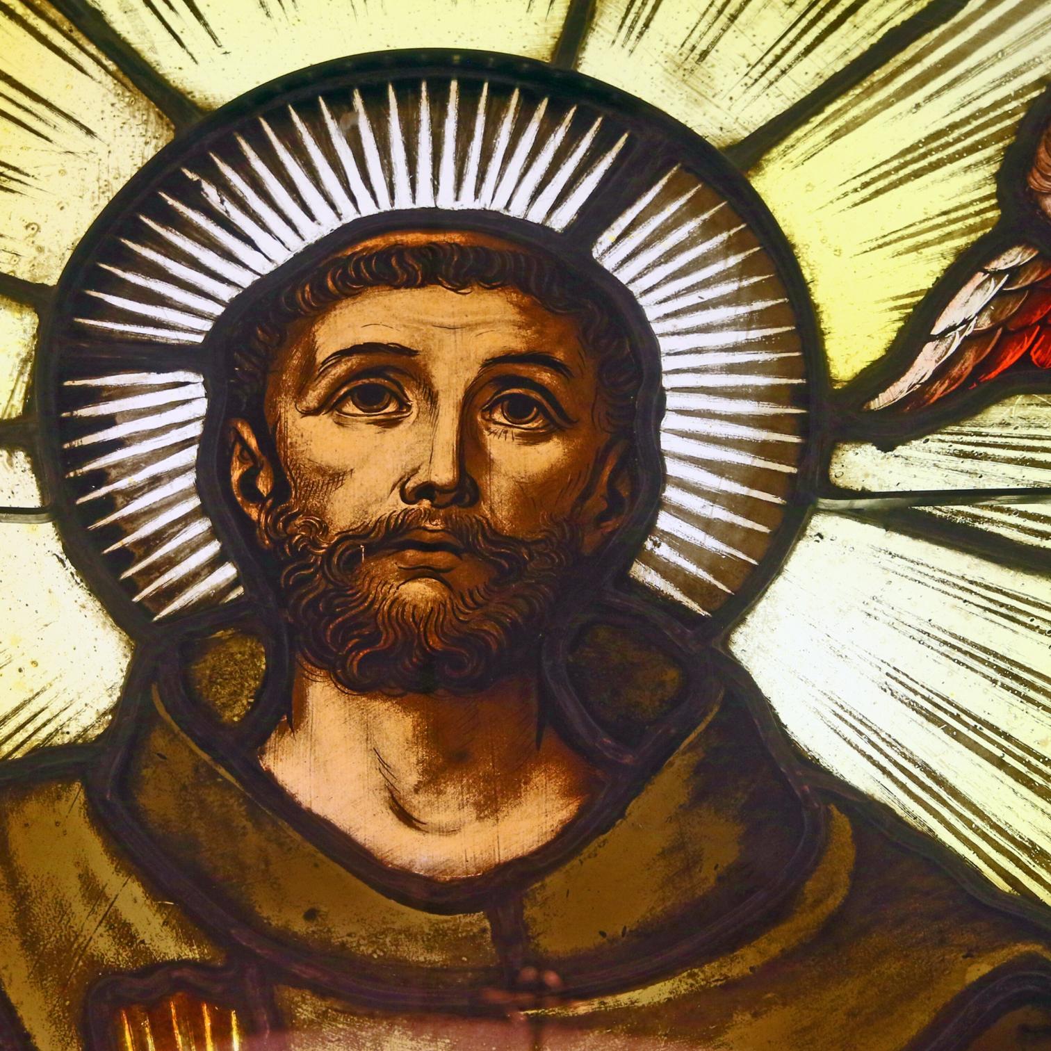 Ein Mönch mit Heiligenschein in einem Kirchenfenster abgebildet