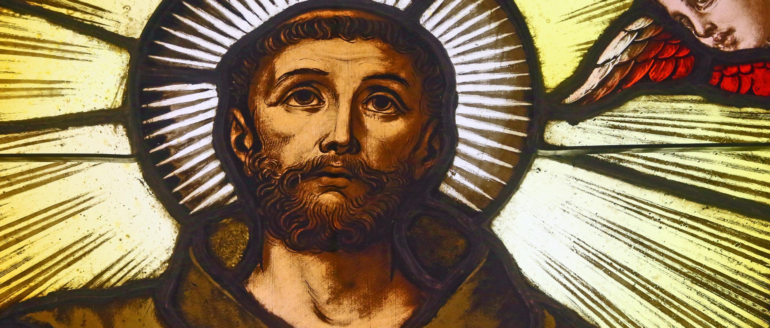 Ein Mönch mit Heiligenschein in einem Kirchenfenster abgebildet