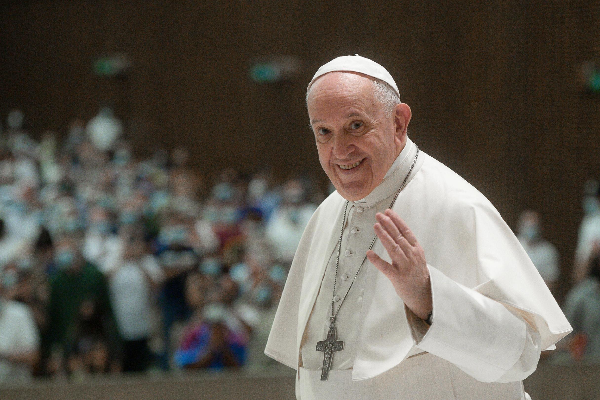 Viele Menschen aus Kirche und Politik haben das Engagement von Franziskus – hier während einer Generalaudienz 2021 im Vatikan – nach dem Tod des Kirchenoberhauptes gewürdigt.