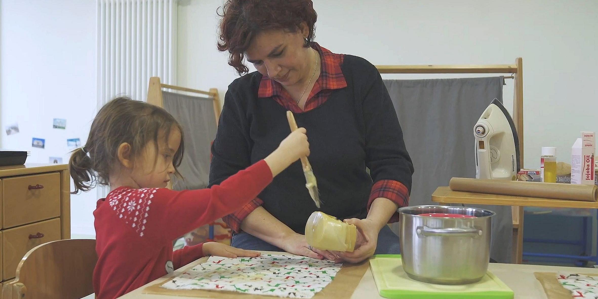Der katholische Kindergarten St. Bartholomäus im Saarbrücker Stadtteil Klarenthal ist 2020 mit dem Deutschen Kita-Preis ausgezeichnet worden. Das Bild zeigt, wie dort gemeinsam mit den Kindern umweltfreundliche Bienenwachstücher hergestellt werden.