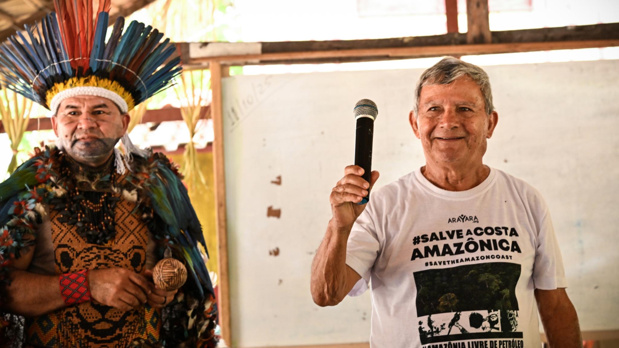 Edilberto Francisco Moura Sena (rechts) bei einem Gespräch über Erdölförderung im brasilianischen Amazonas-Mündungsbecken.