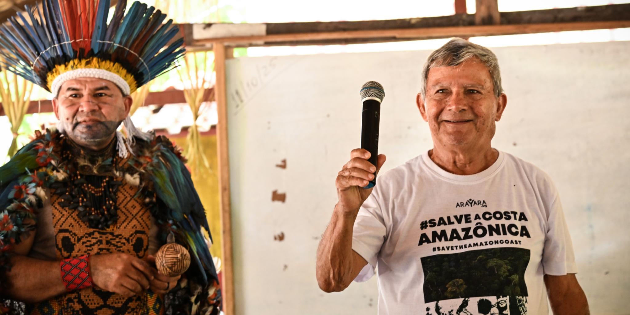 Edilberto Francisco Moura Sena (rechts) bei einem Gespräch über Erdölförderung im brasilianischen Amazonas-Mündungsbecken. (c) Tobias Käufer/KNA Edilberto Francisco Moura Sena (rechts) bei einem Gespräch über Erdölförderung im brasilianischen Amazonas-Mündungsbecken.