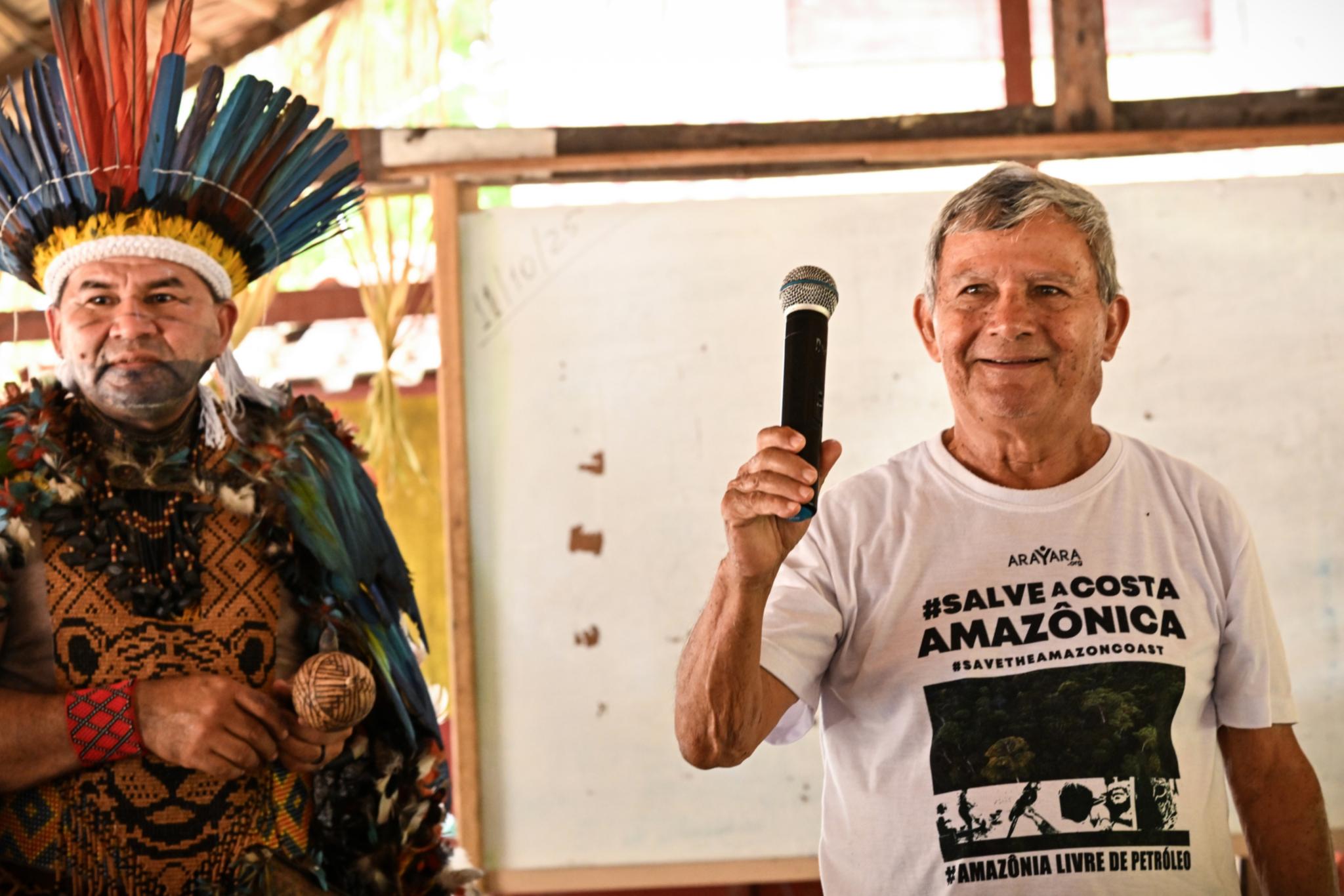 Edilberto Francisco Moura Sena (rechts) bei einem Gespräch über Erdölförderung im brasilianischen Amazonas-Mündungsbecken.