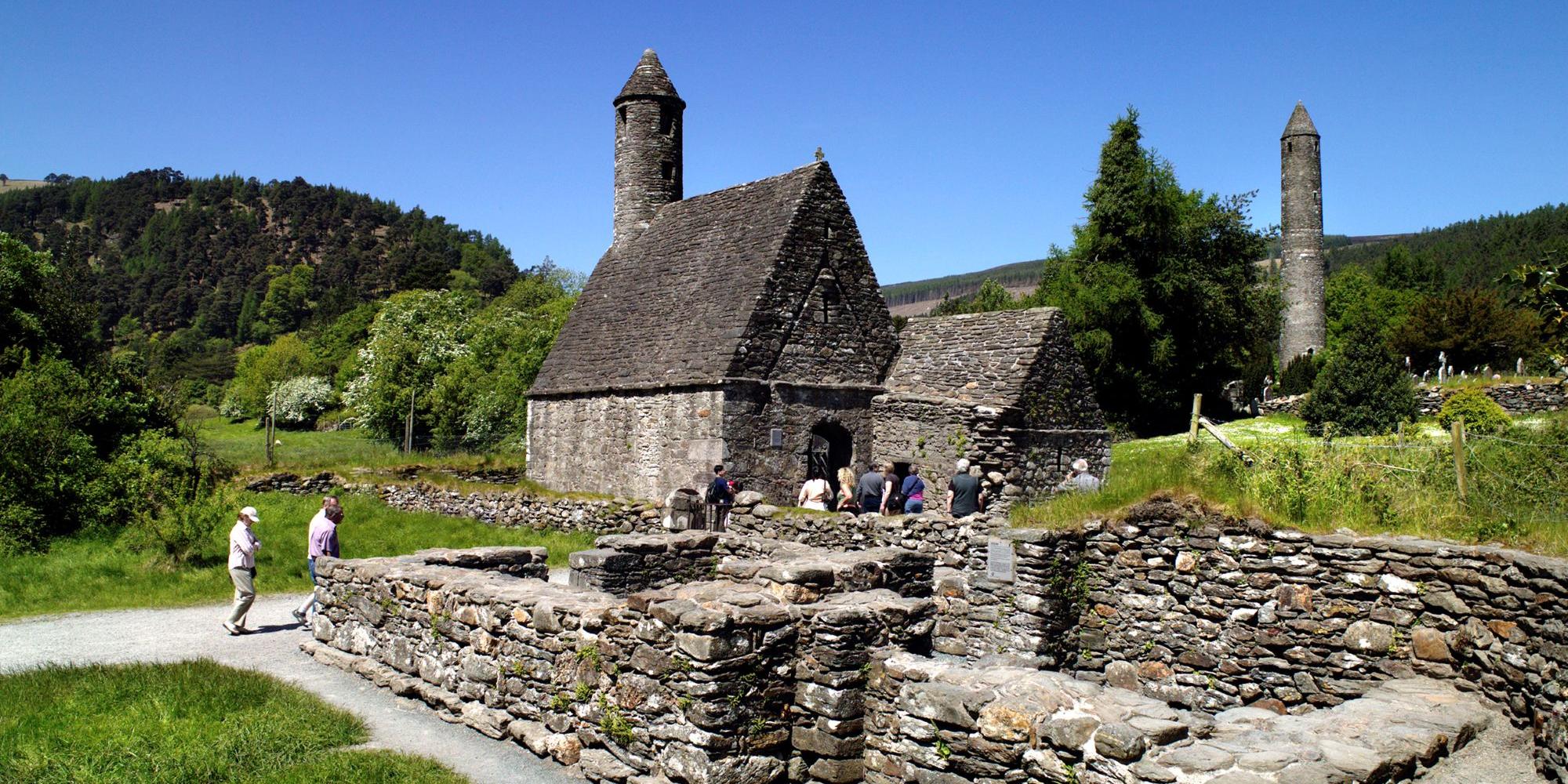 Zu den Programmpunkten gehört auch die Klosterruine im einsamen Tal von Glendalough