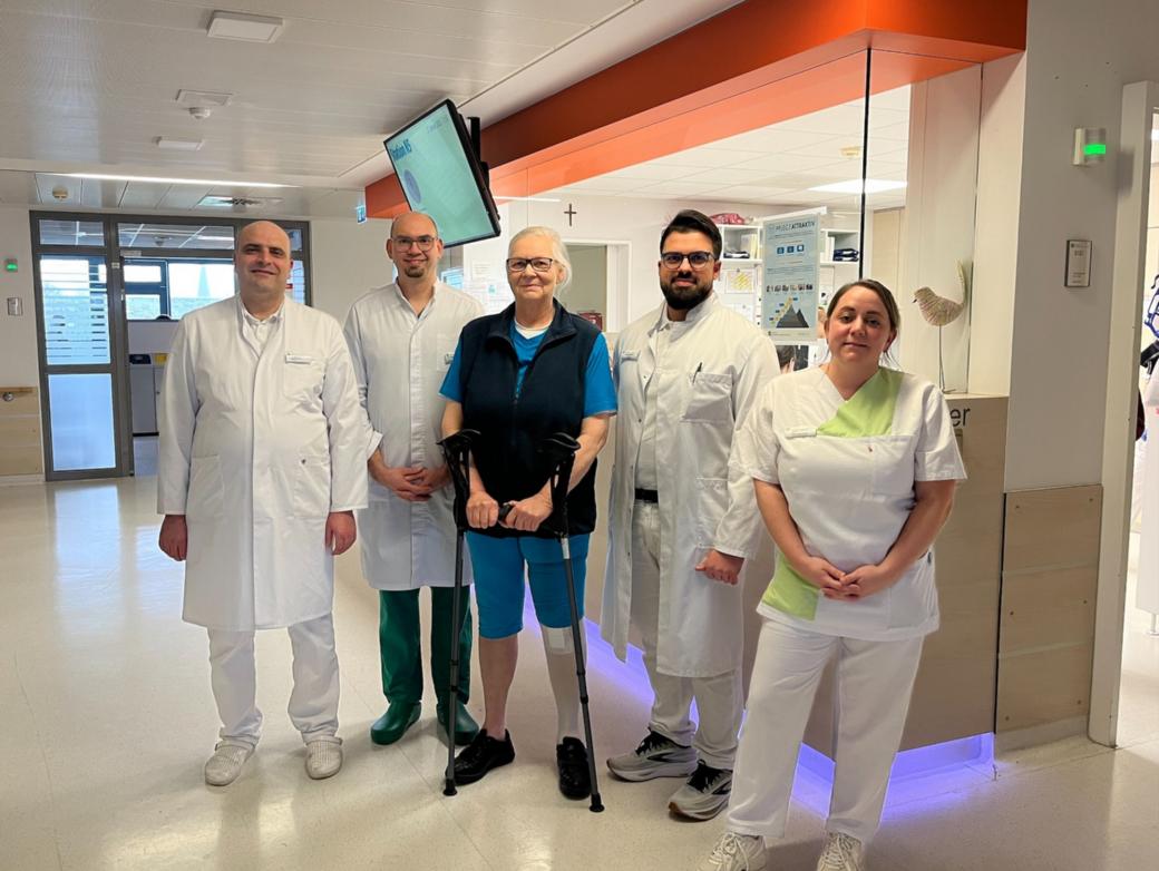 Der leitende Oberarzt Mohammad Zyad Mazloum, Chefarzt Unfallchirurgie und Orthopädie Dr. Elmar Schwarz, Schwester Ruth Groetzner, Oberarzt Tareq Musallam und Angela Tegtmeyer, stellvertretende Stationsleitung.