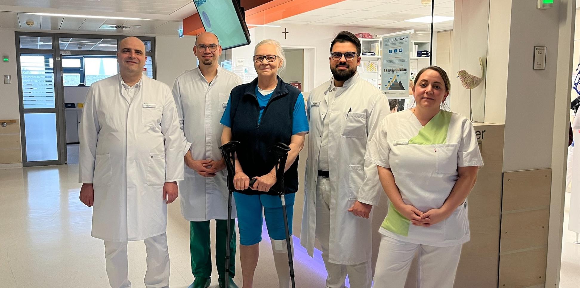 Der leitende Oberarzt Mohammad Zyad Mazloum, Chefarzt Unfallchirurgie und Orthopädie Dr. Elmar Schwarz, Schwester Ruth Groetzner, Oberarzt Tareq Musallam und Angela Tegtmeyer, stellvertretende Stationsleitung.