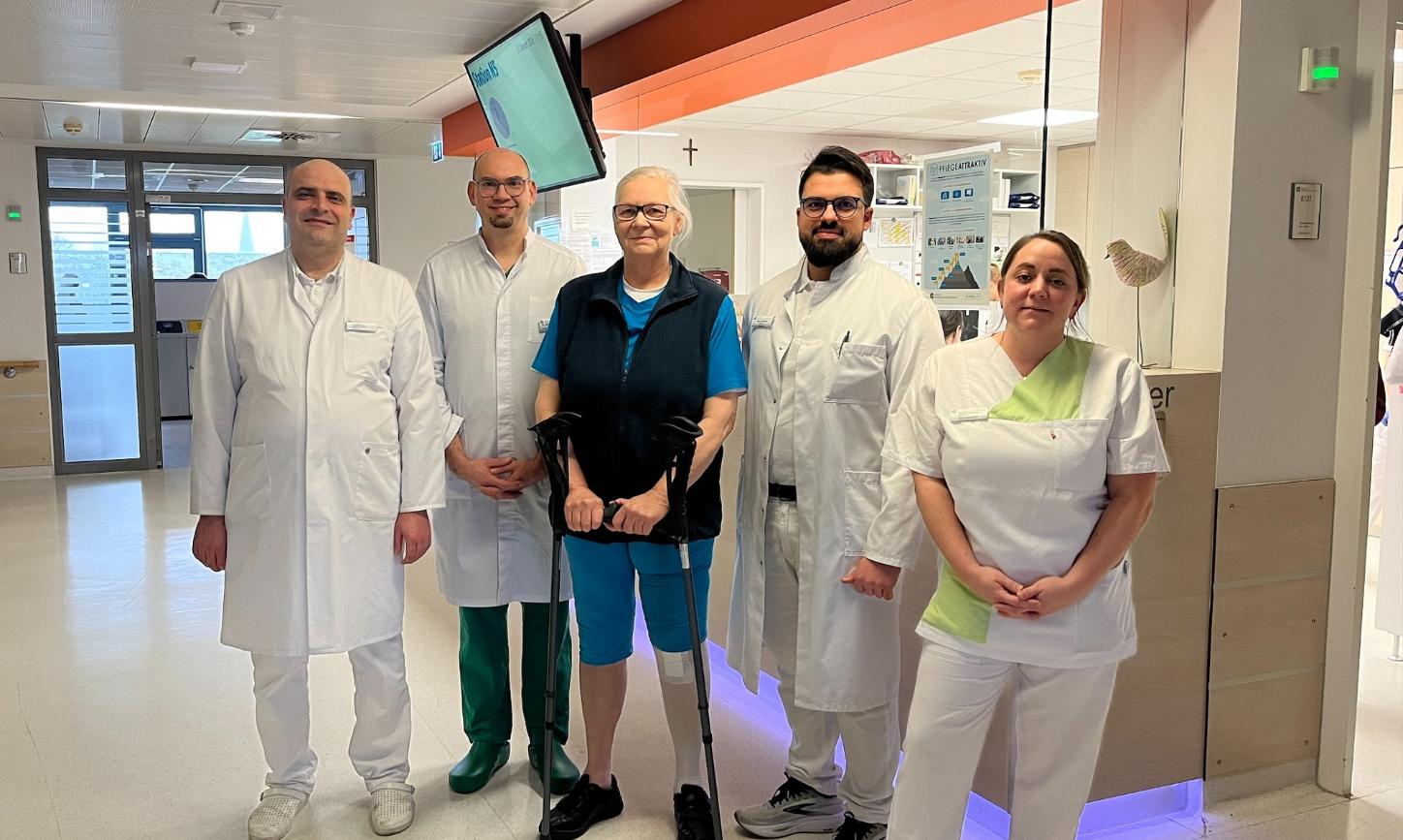 Der leitende Oberarzt Mohammad Zyad Mazloum, Chefarzt Unfallchirurgie und Orthopädie Dr. Elmar Schwarz, Schwester Ruth Groetzner, Oberarzt Tareq Musallam und Angela Tegtmeyer, stellvertretende Stationsleitung.