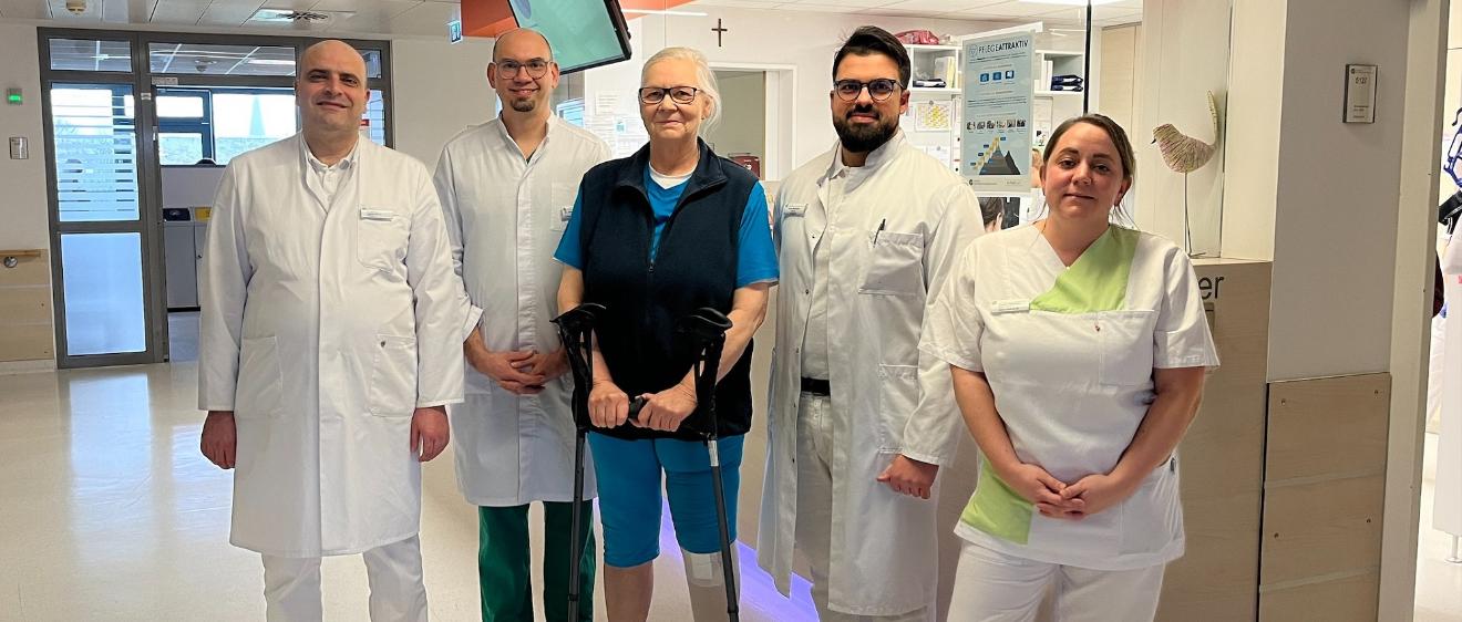 Der leitende Oberarzt Mohammad Zyad Mazloum, Chefarzt Unfallchirurgie und Orthopädie Dr. Elmar Schwarz, Schwester Ruth Groetzner, Oberarzt Tareq Musallam und Angela Tegtmeyer, stellvertretende Stationsleitung.