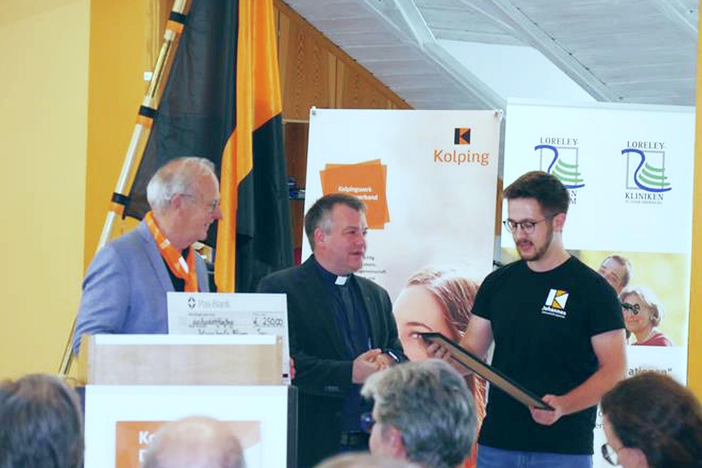 Dr. Bernd Geisen und Präses Christian Heinz vom Diözesanverband übergeben den Preis an Dominik Augustat (Kolpingjugend Illingen, von links).