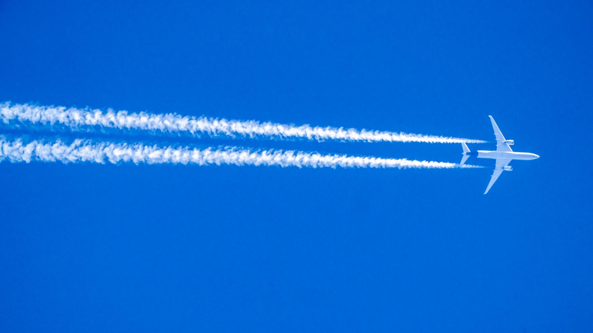 Kondensstreifen am Himmel.