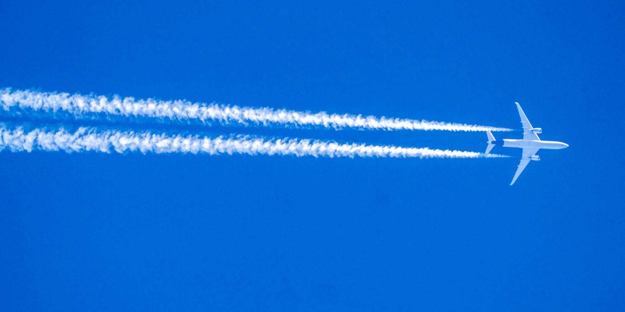 Kondensstreifen am Himmel. (c) Jochen Tack/ Imago Images Kondensstreifen am Himmel.
